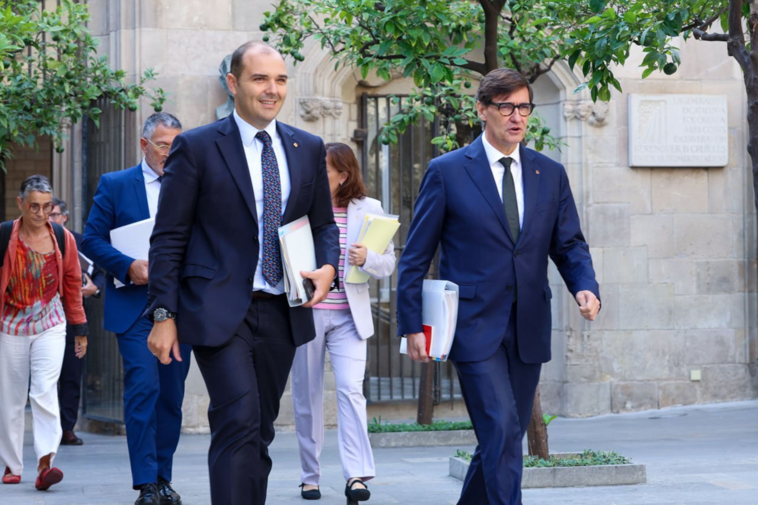 El president de la Generalitat, Salvador Illa, i el conseller de la Presidència, Albert Dalmau, a la reunió del Consell Executiu / Rubén Moreno / Presidència