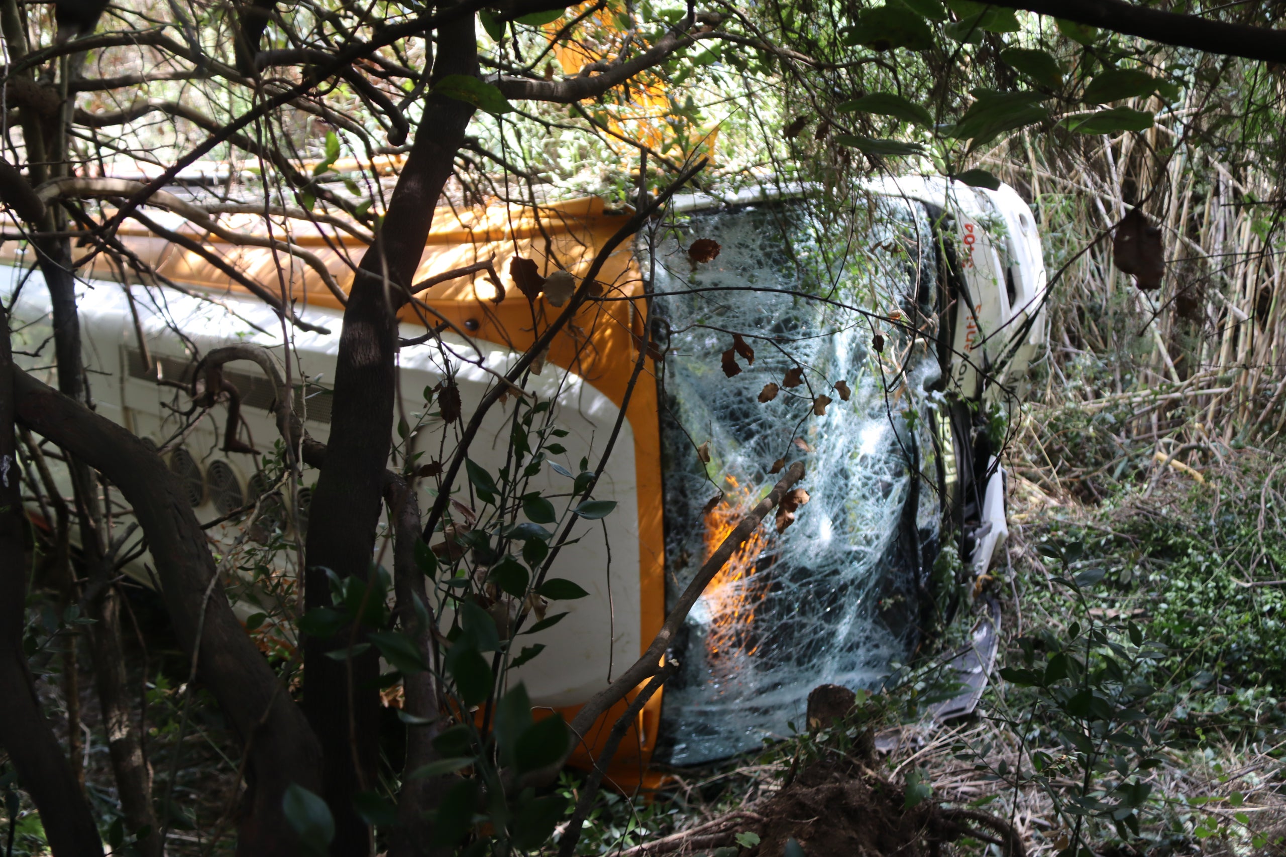 El autocar siniestrado en la C-32 a la altura de Santa Susanna, con el parabrisas delantero roto / Mar Martí