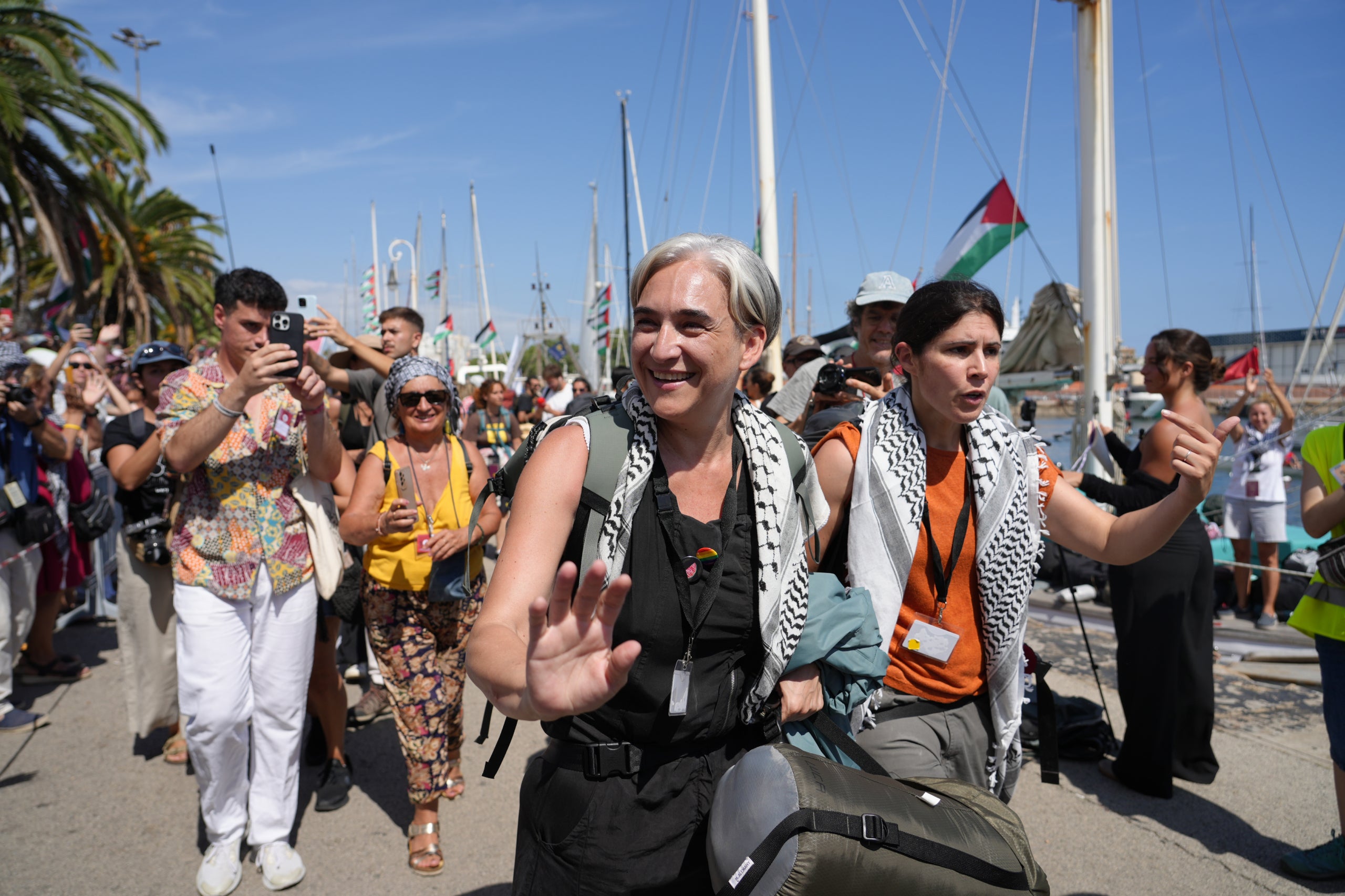 Ada Colau dirigint-se a un dels vaixells de la Flotilla que va cap a Gaza | Eli Don (ACN)