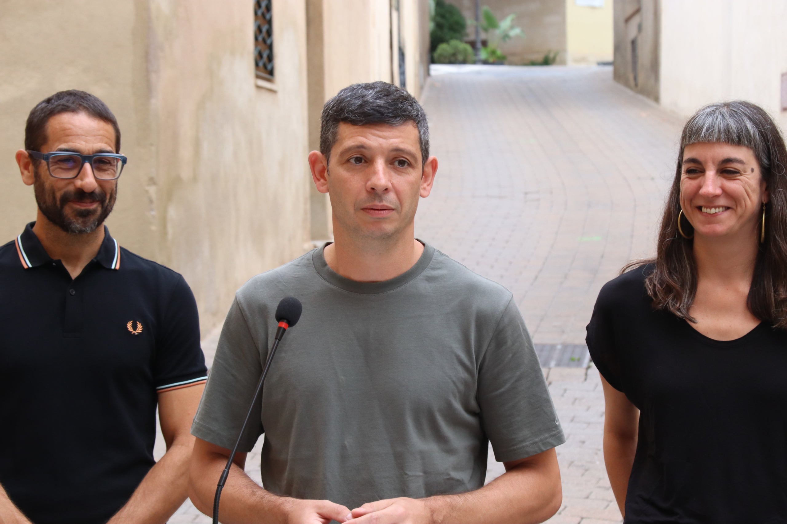 El nou diputat de la CUP, Xavier Pellicer, compareix amb Non Casadevall i Su Moreno aquest dissabte / ACN