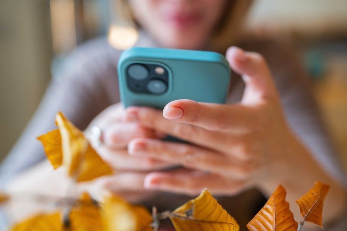 Una mujer mira su teléfono móvil | Foto de 123RF/Photodiod