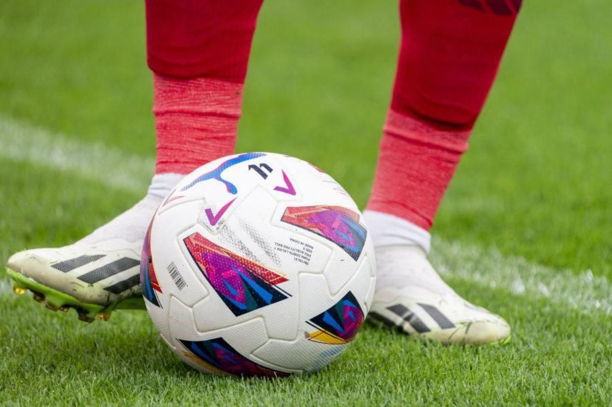 Els peus d'un futbolista toquen la pilota sobre la gespa d'un estadi de futbol | Foto de LALIGA | Servimedia
