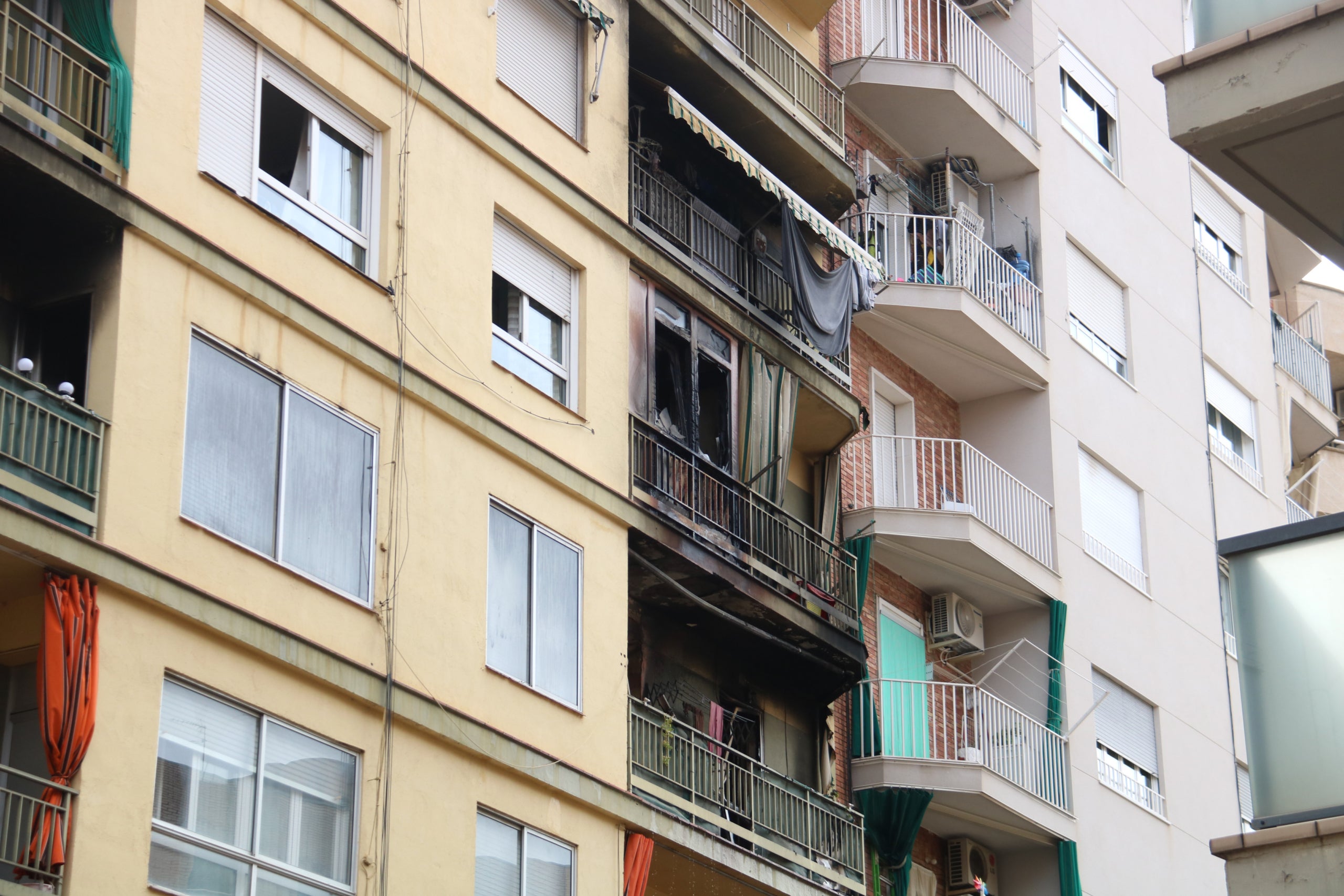 Els Bombers han extingit aquest dissabte un incendi que ha tingut lloc al passatge d’Agustí Duran i Santpere de Lleida / Alba Mor (ACN)