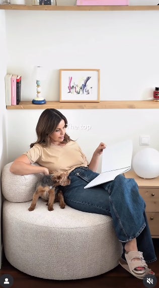 Aquest racó amb l'estanteria diu que li encanta - Instagram
