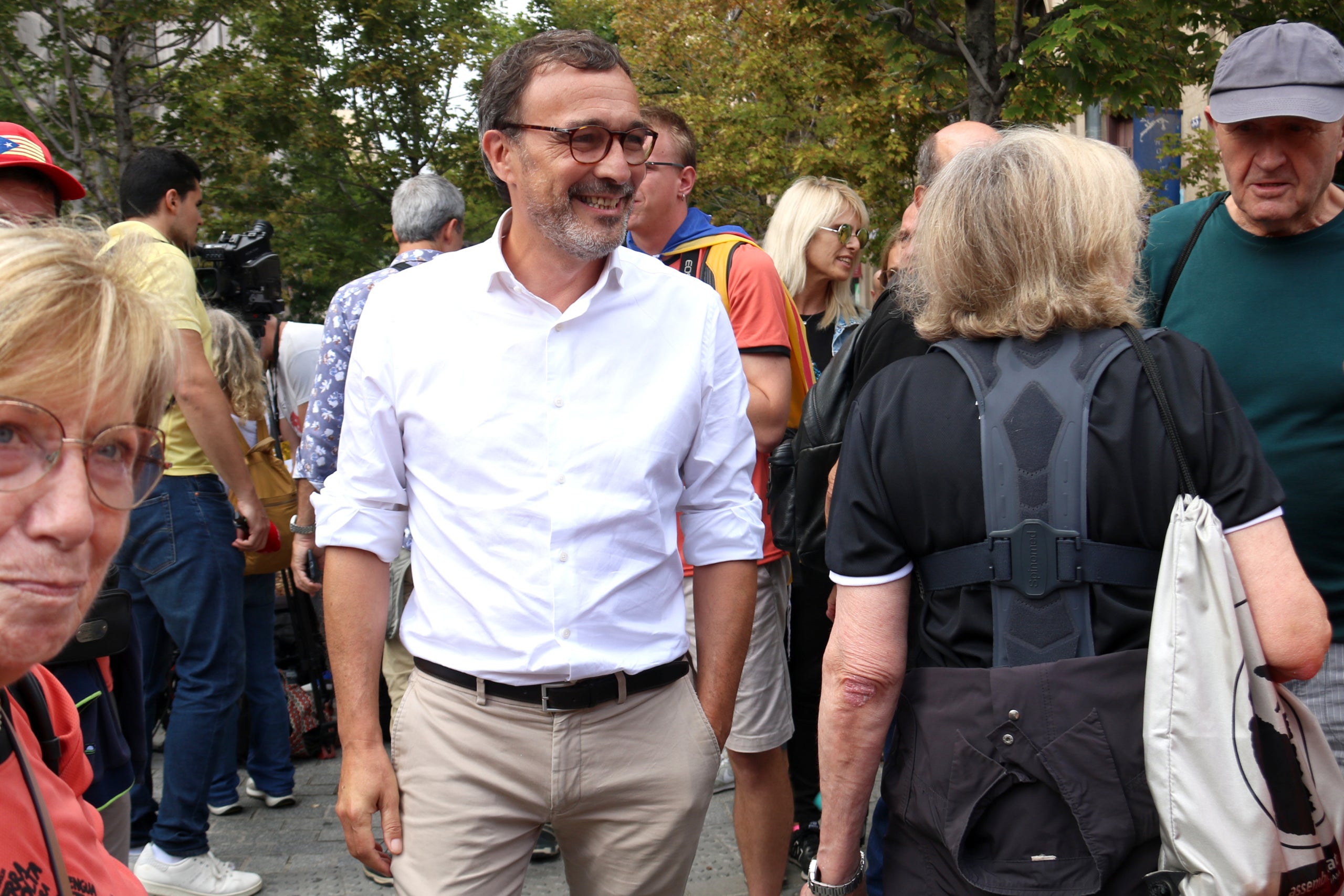El vicepresident i portaveu de Junts per Catalunya, Josep Rius, parlant amb manifestants independentistes una estona abans de l'inici de la marxa | Guifré Jordan (ACN)