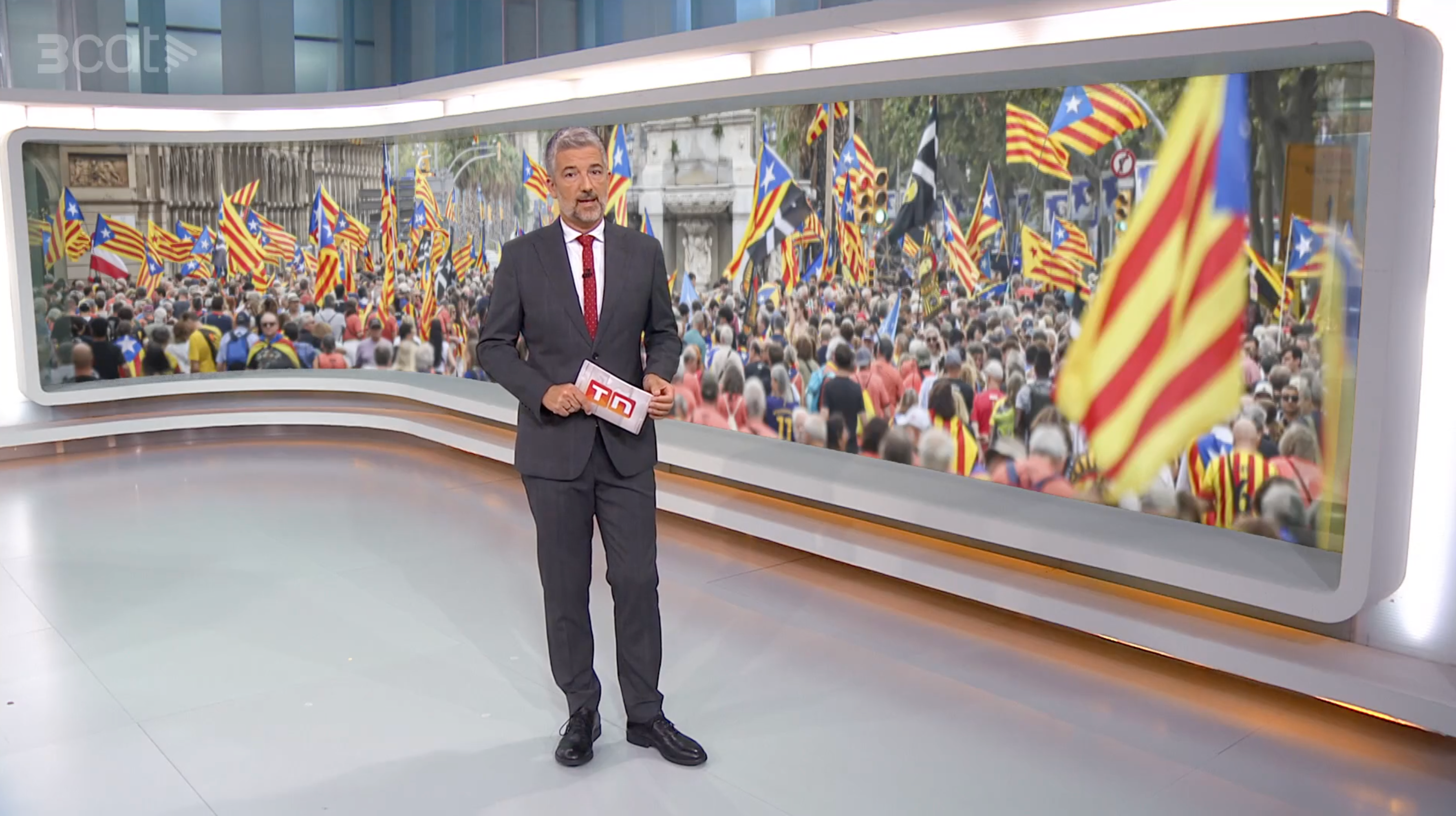 Toni Cruanyes, presentant el 'TN Vespre' de la Diada, una jornada amb molt bona audiència a TV3 / 3CAT