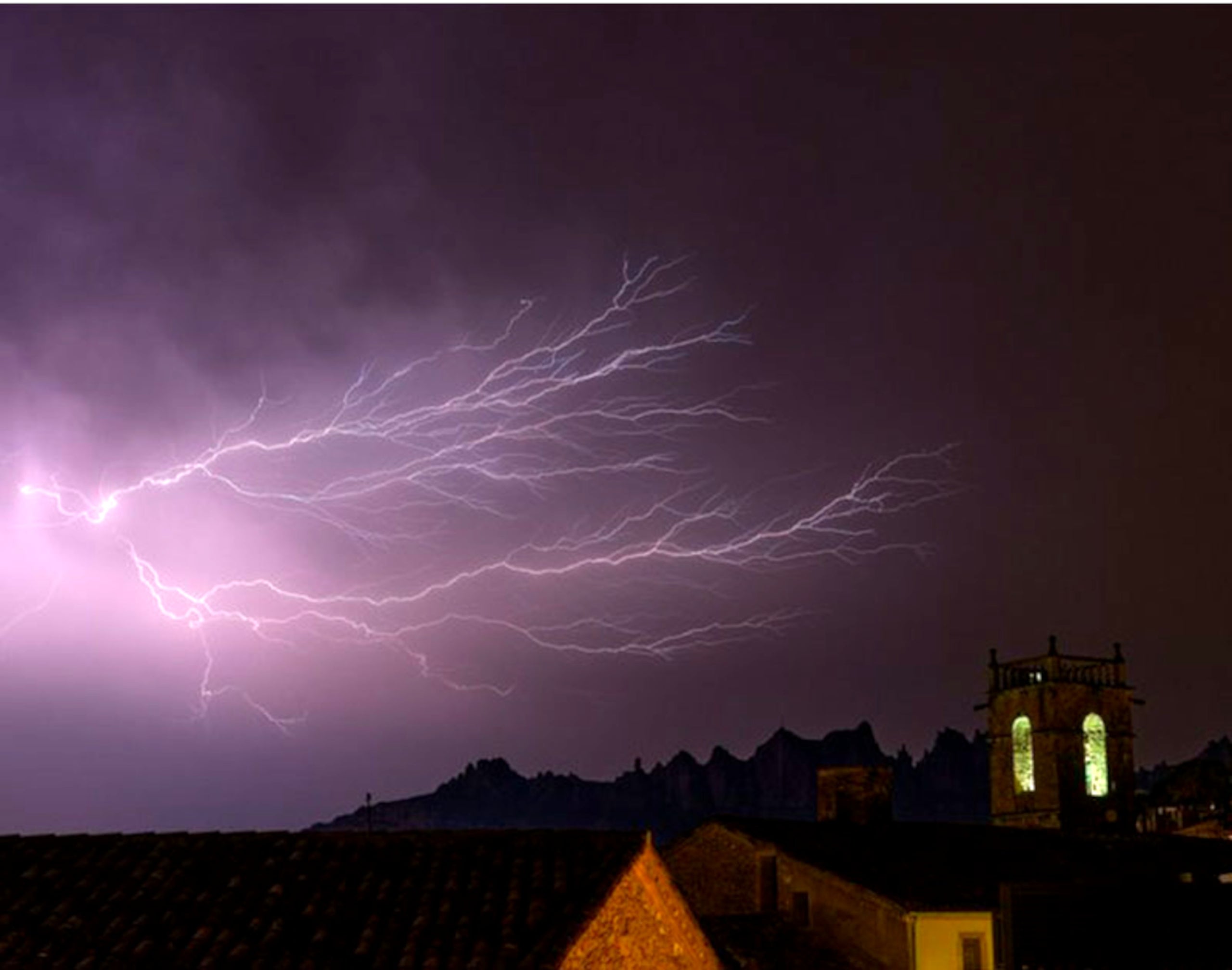 Un llamp durant les tempestes a Terrassa / ACN