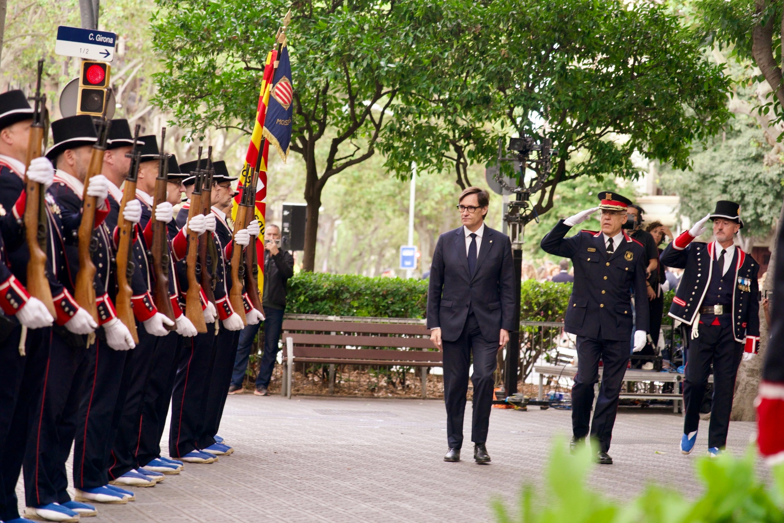 El ejecutivo de Salvador Illa, presente en las tradicionales ofrendas al monumento de Rafael Casanova por la Diada / Mireia Comas