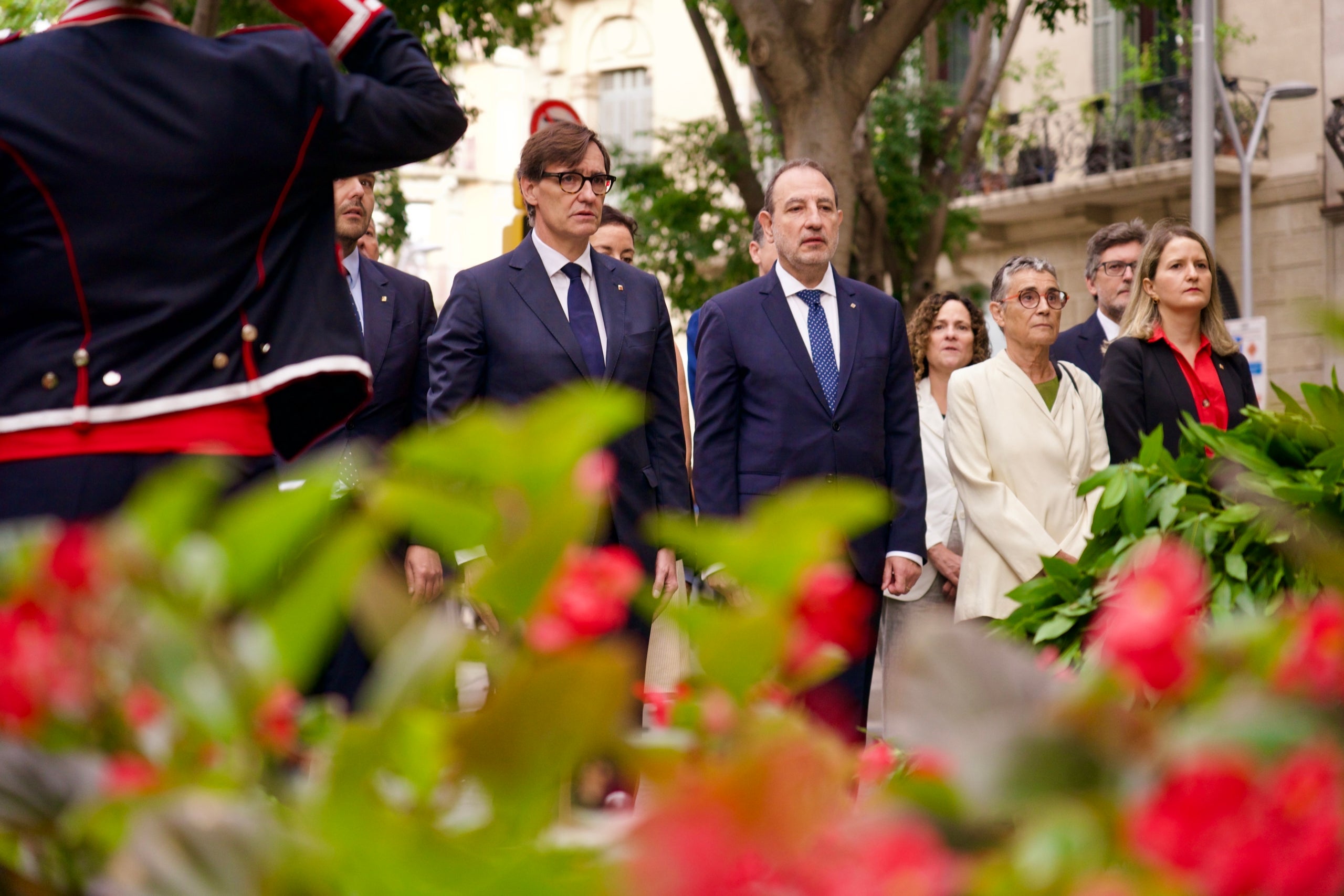El ejecutivo de Salvador Illa, presente en las tradicionales ofrendas al monumento de Rafael Casanova por la Diada / Mireia Comas