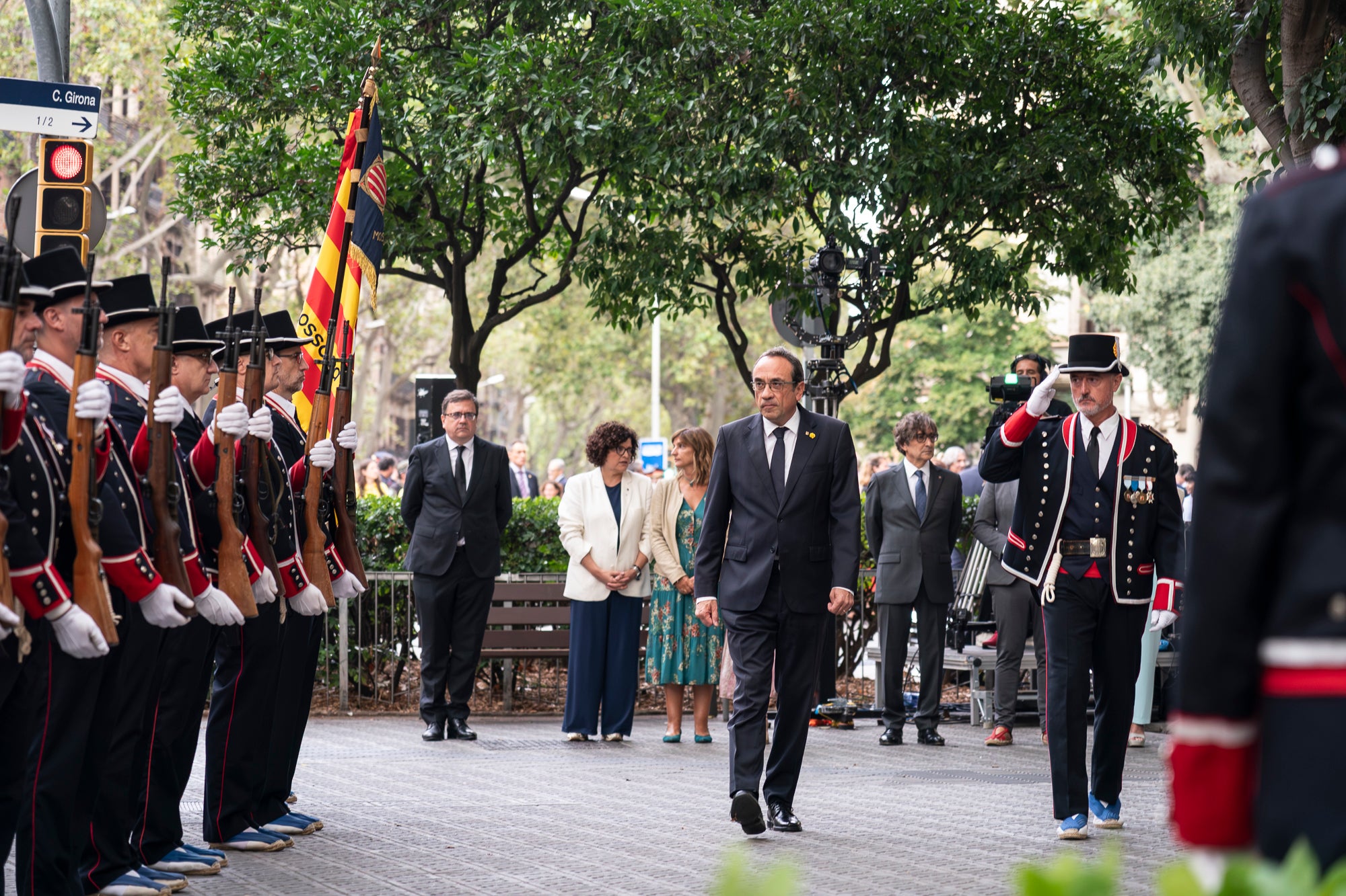 El presidente del Parlamento, Josep Rull, presente en las tradicionales ofrendas al monumento de Rafael Casanova / Mireia Comas