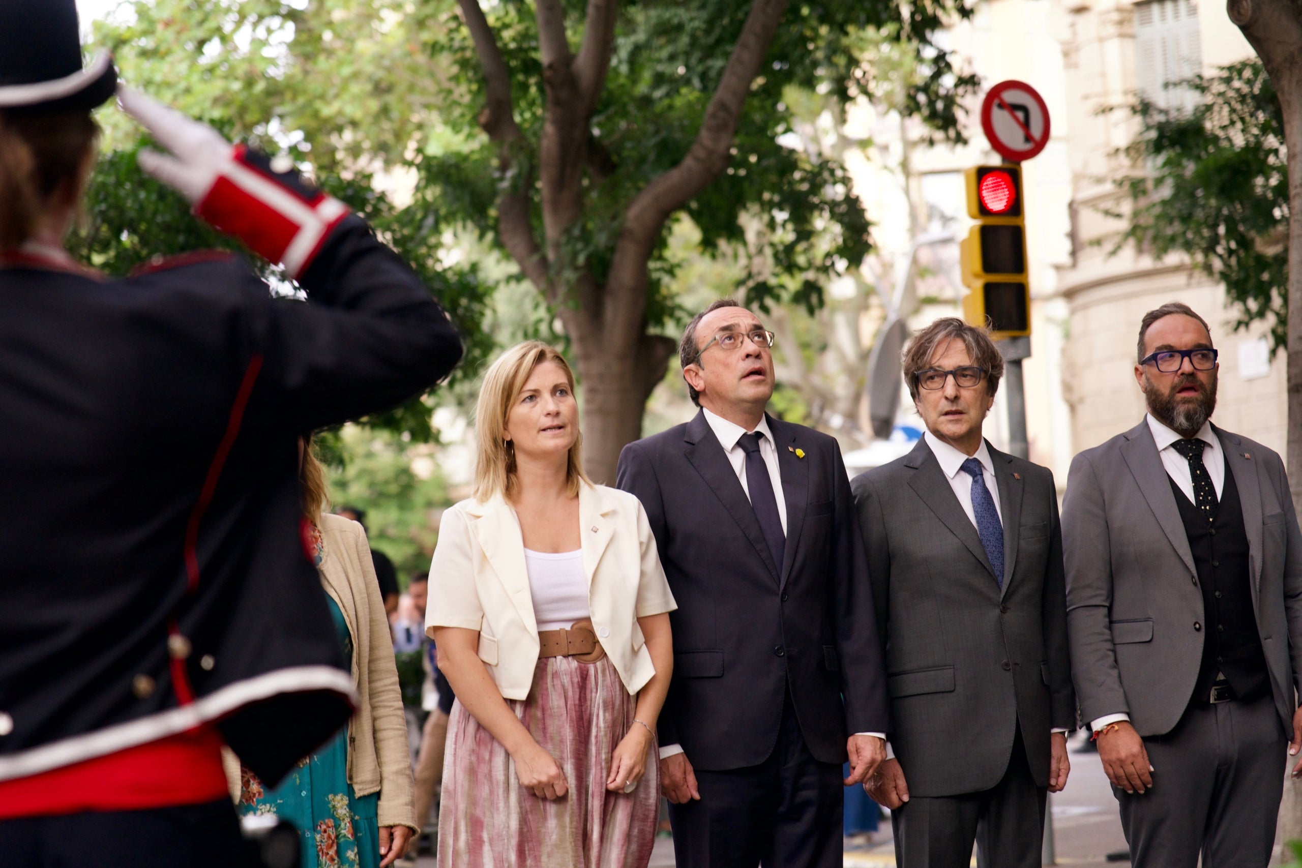 El president del Parlament, Josep Rull, present a les tradicionals ofrenes al monument de Rafael Casanova acompanyat de part de la cúpula de Junts / Mireia Comas
