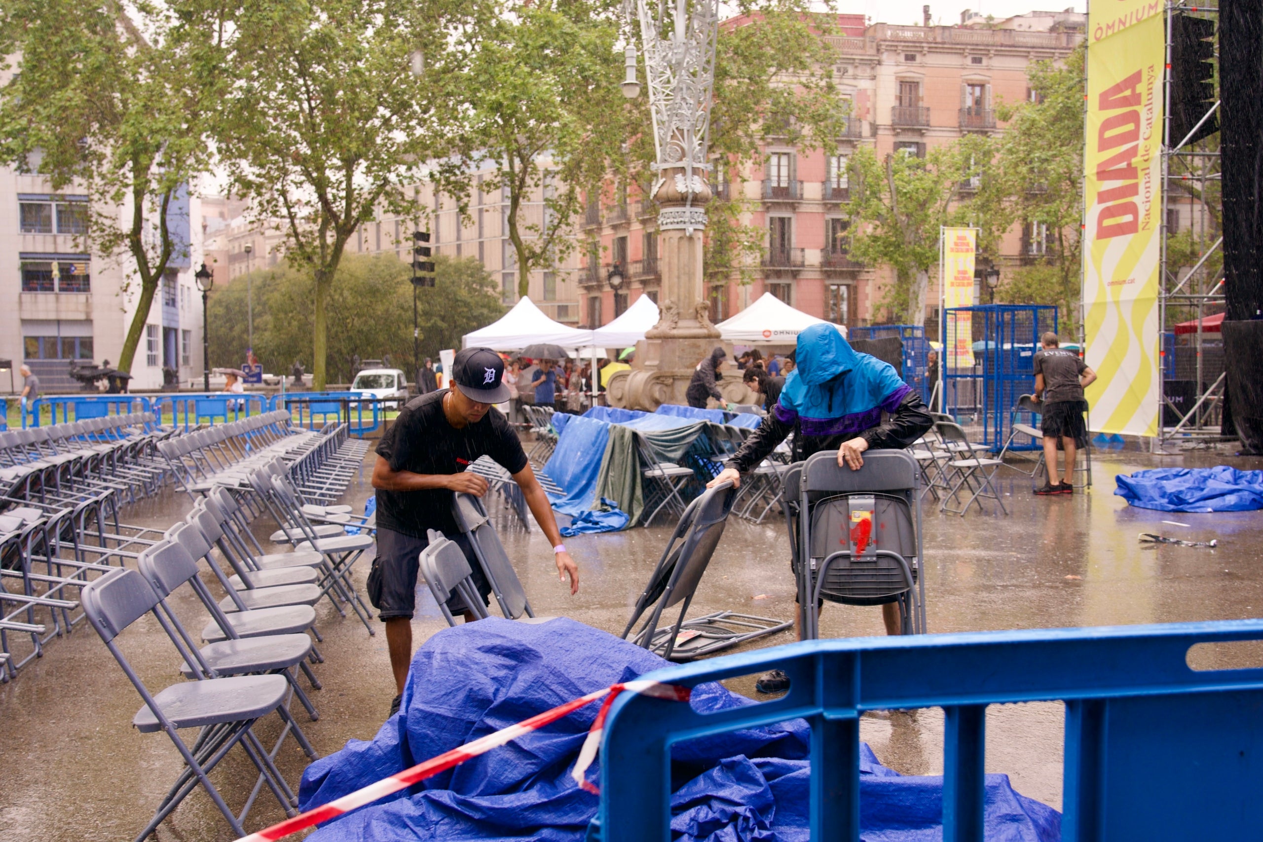 La forta pluja ha obligat a suspendre l'acte que tenia previst Òmnium Cultural a l'Arc de Triomf / Mireia Comas