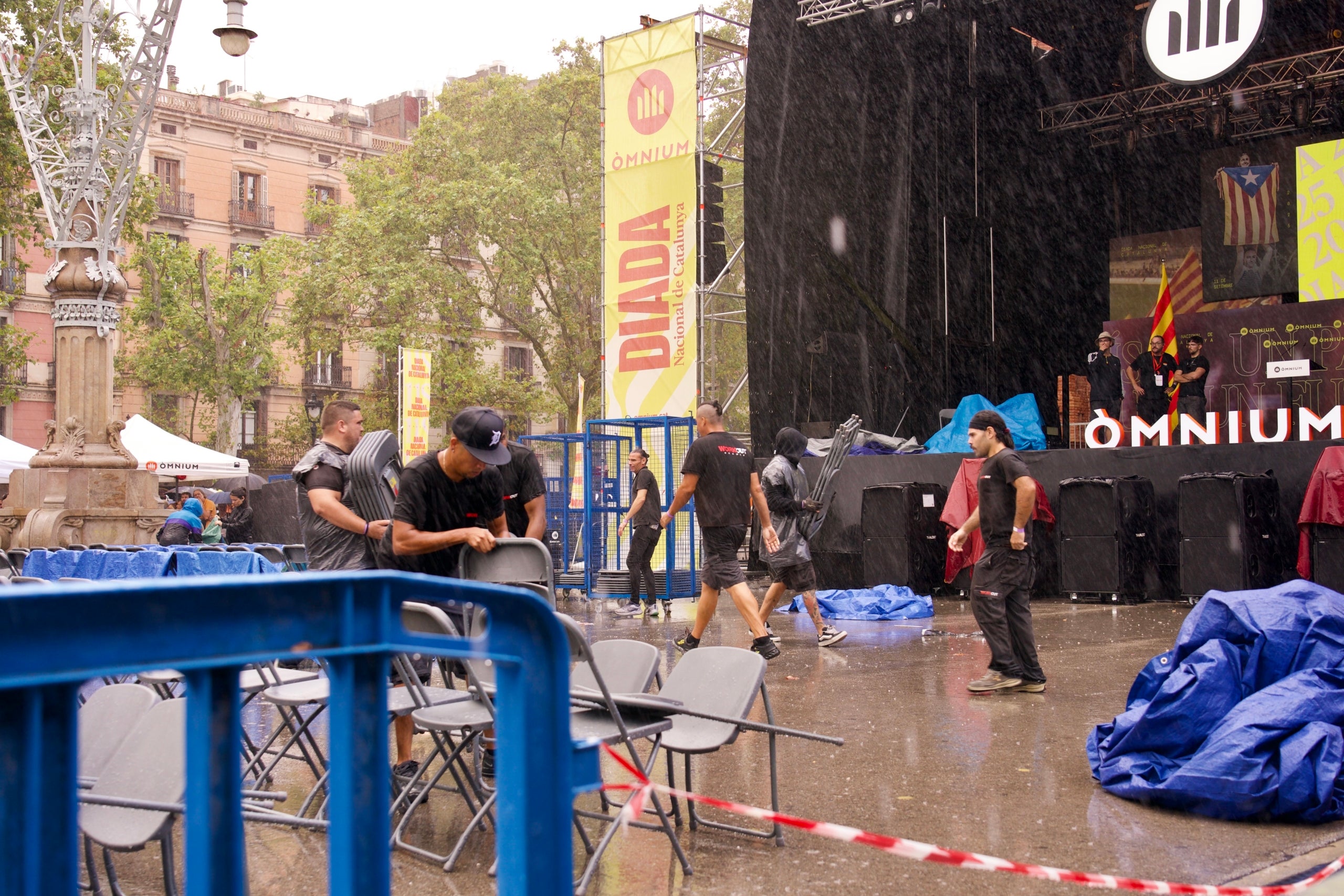 La forta pluja ha obligat a suspendre l'acte que tenia previst Òmnium Cultural a l'Arc de Triomf / Mireia Comas