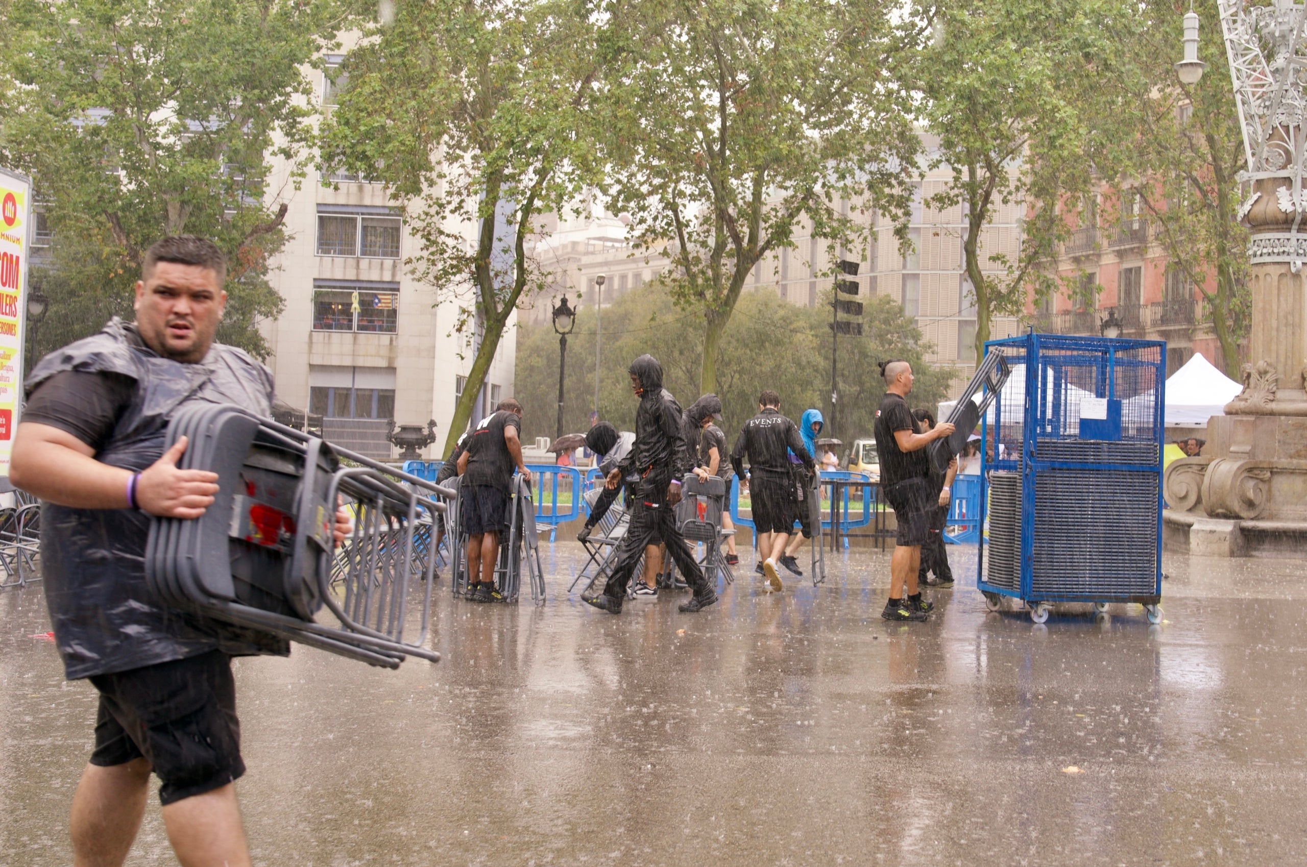 La forta pluja ha obligat a suspendre l'acte que tenia previst Òmnium Cultural a l'Arc de Triomf / Mireia Comas