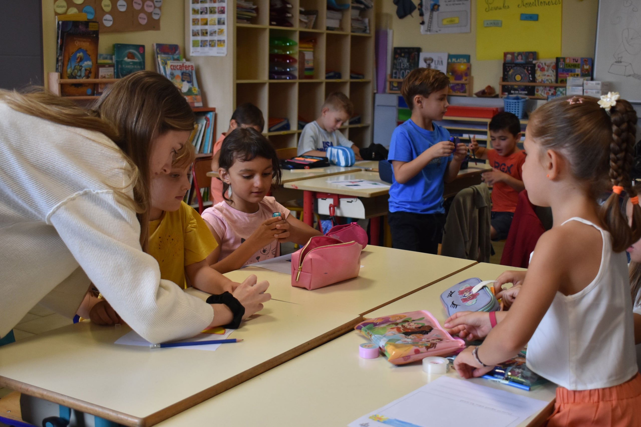 Una professora ajuda a un alumne en el primer dia de curs de La Bressola / Imatge cedida a l'ACN per La Bressola