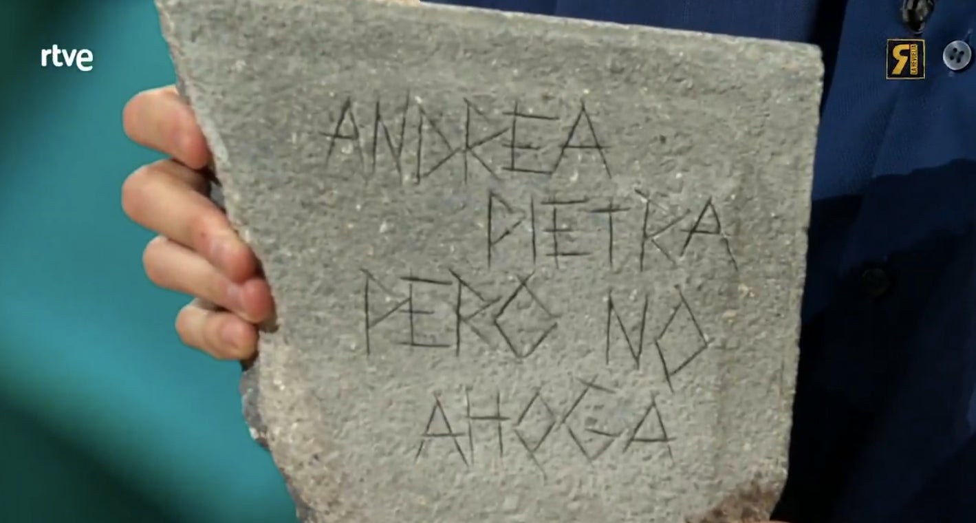 El regalo de David Broncano para Andrea Pietra en 'La Revuelta' | RTVE