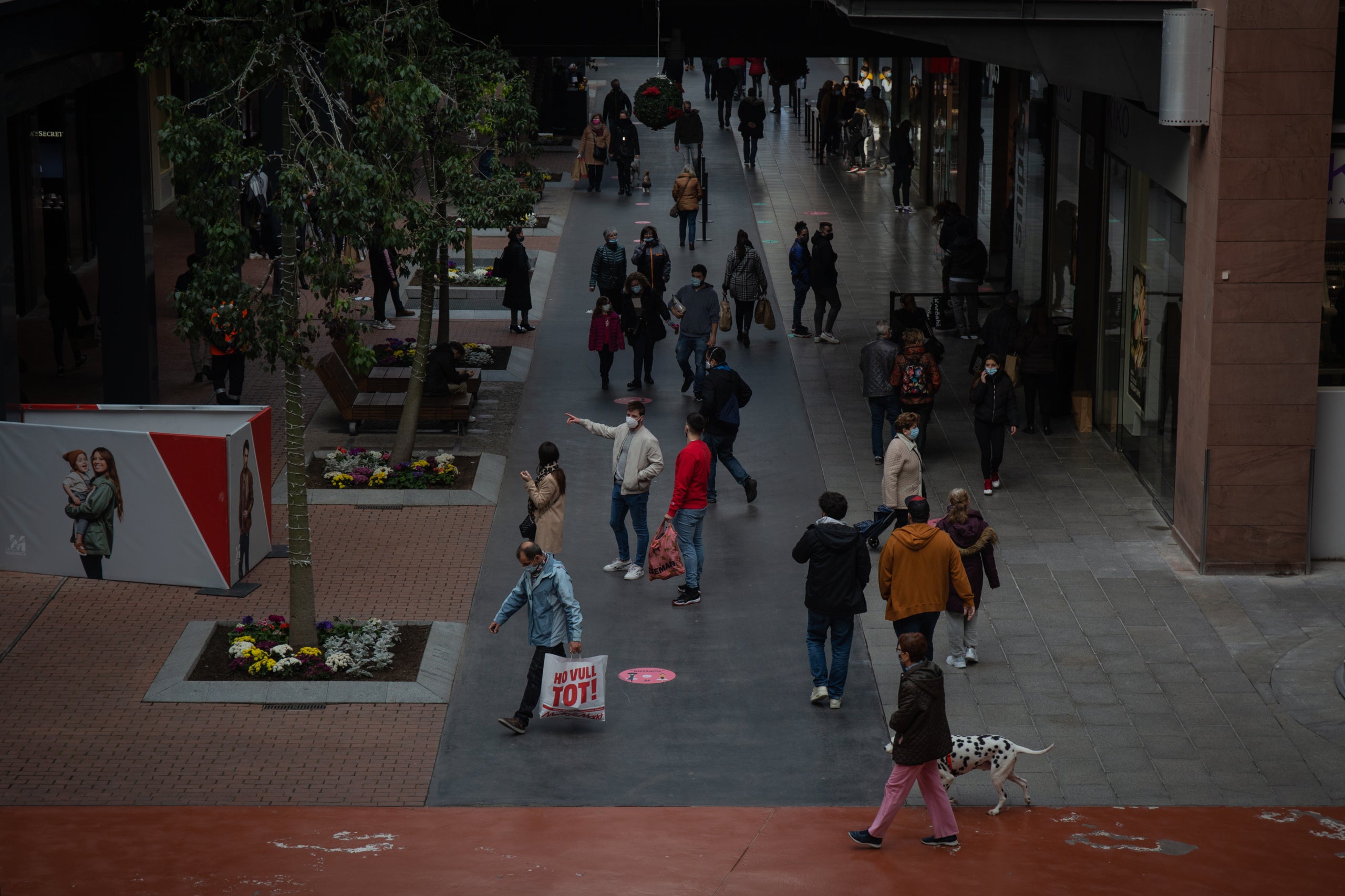 Varias personas de compras en el centro comercial La Maquinista en una imagen de archivo / David Zorrakino (Europa Press)