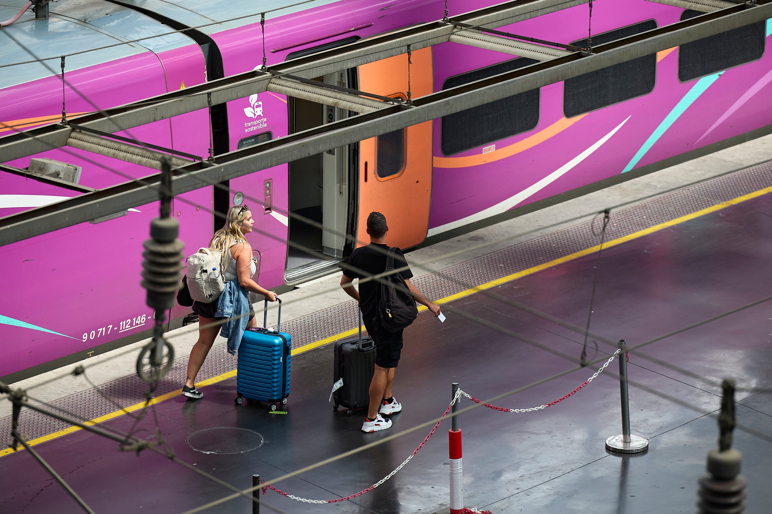 Imagen de varios pasajeros junto a uno de los trenes de Avlo, el servicio low cost de Renfe para la alta velocidad / Jesús Hellín (Europa Press)