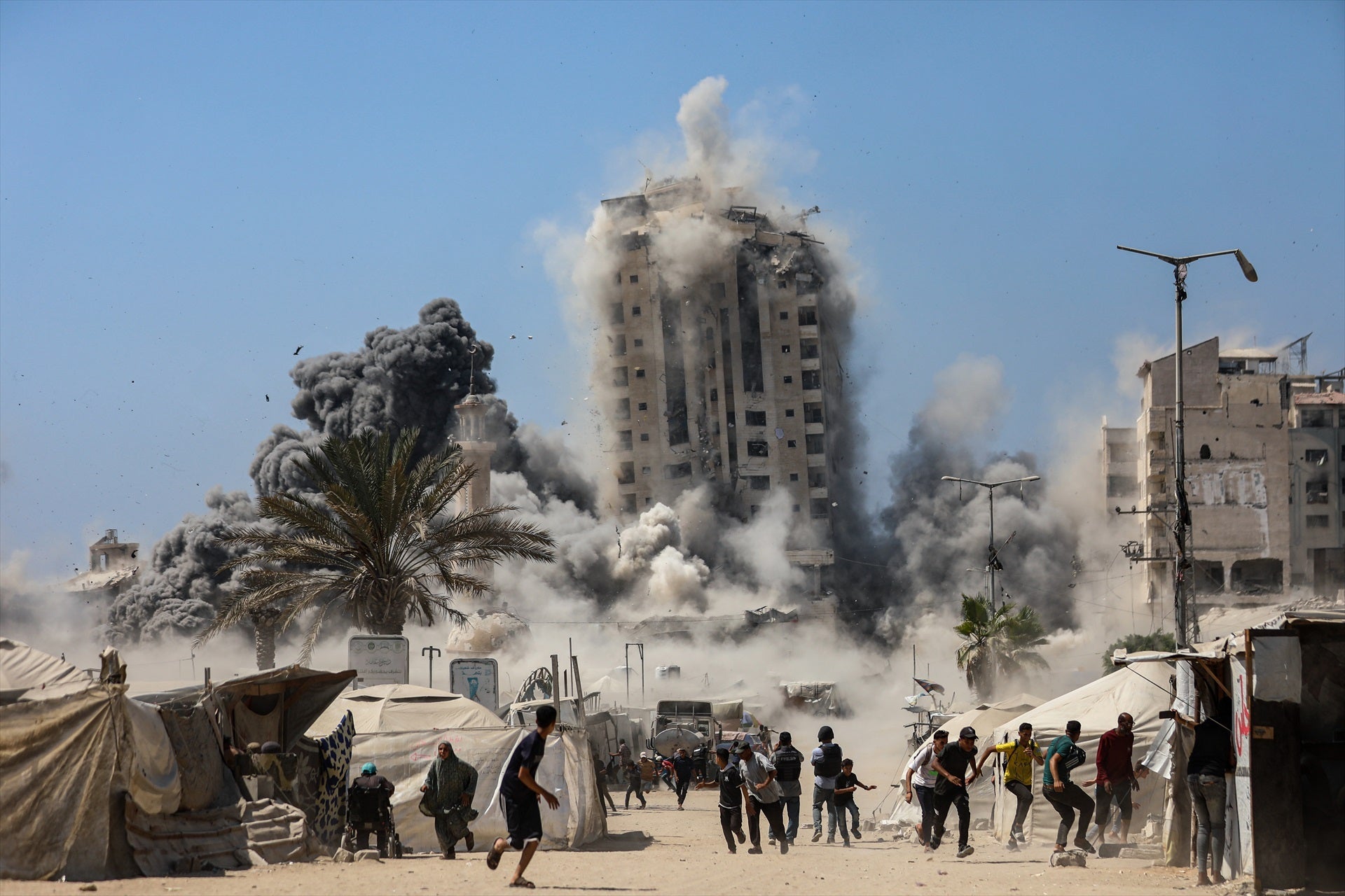 Palestins fugen d'un edifici enderrocat per un bombardeig israelià a la ciutat de Gaza / Europa Press/Contacto/Omar Ashtawy