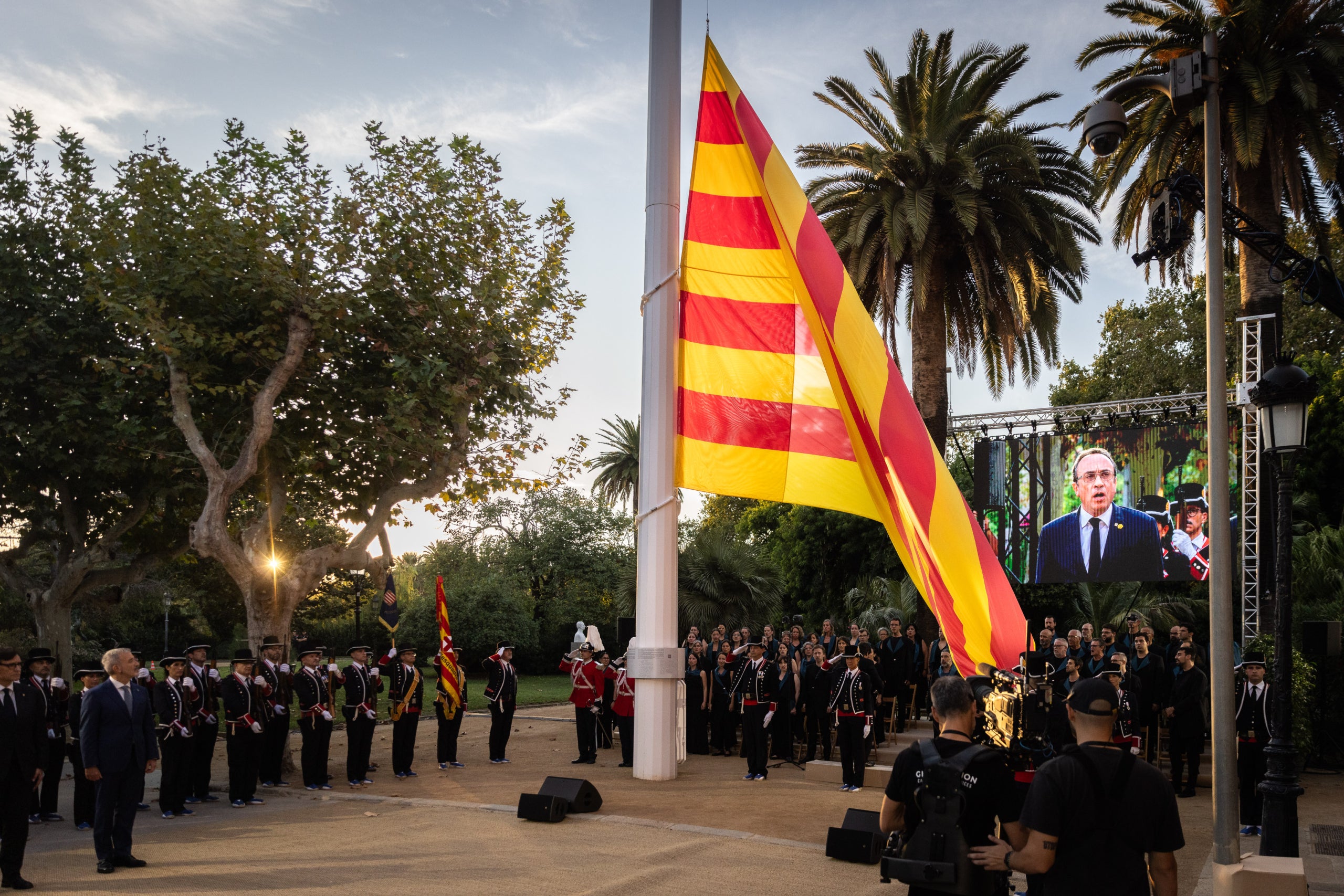 El Parlamento ha izado una bandera de 54 metros cuadrados antes de la Diada / ACN