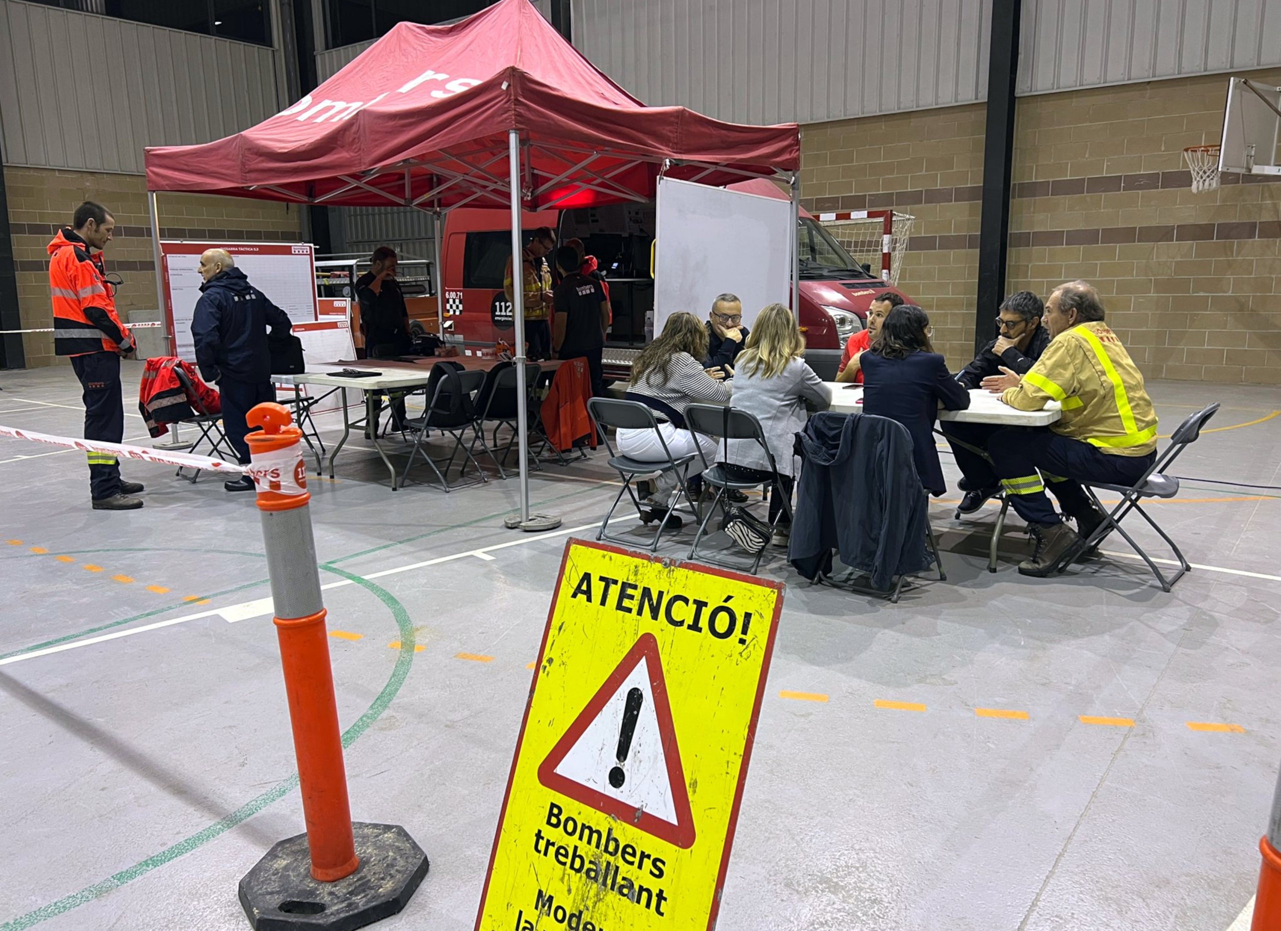 Centre de control del Bombers per coordinar la cerca dels dos desapareguts a Sant Quintí de Mediona / ACN