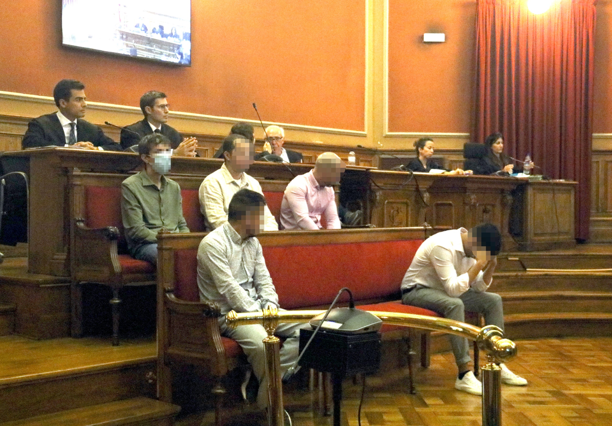 Los cinco acusados de la 'manada de Castelldefels', en el banco de los acusados durante el juicio en la Audiencia de Barcelona. | Pol Solà (ACN)