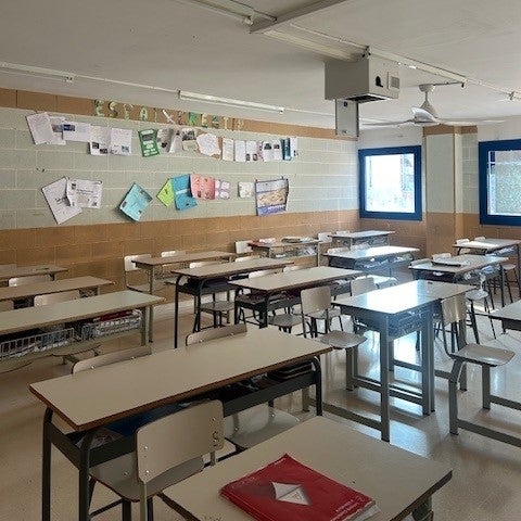 El interior de una de las aulas de esta escuela que está en subasta en Gavà | Escrapalia