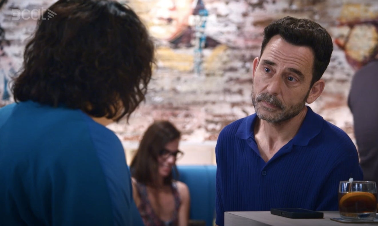 Neus le explica a Francesc que Ona es la profesora de tenis de Ruth en 'Com si fos ahir' | 3Cat
