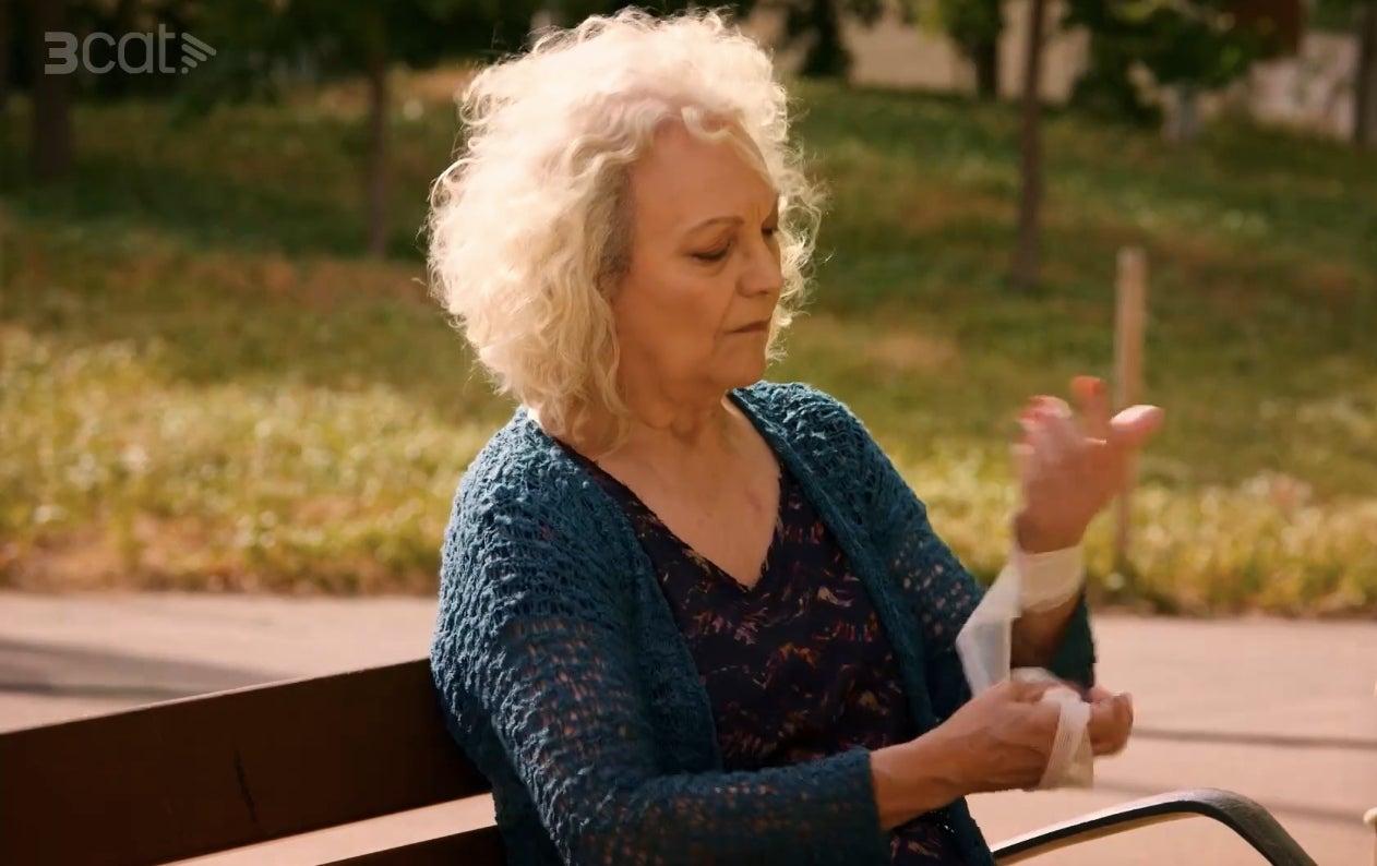 Rita se quita el falso vendaje de la mano en 'Com si fos ahir' | 3Cat