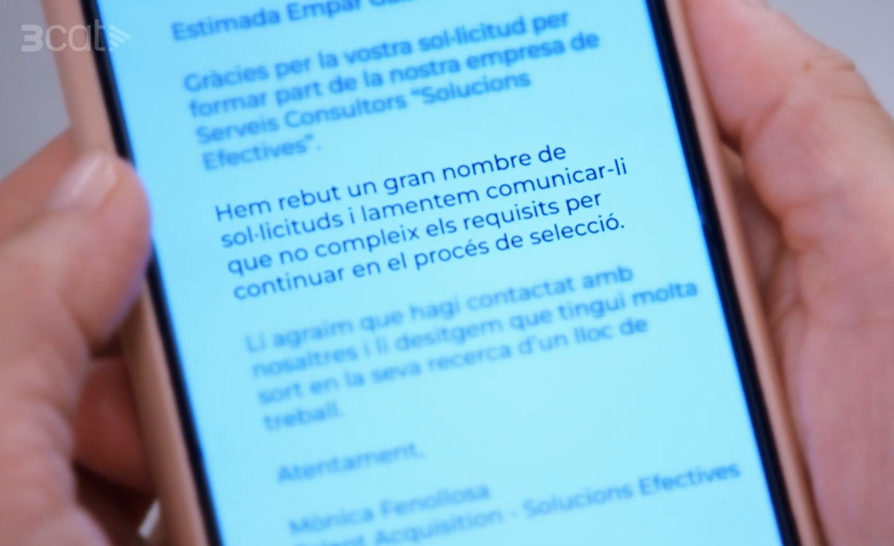  L'Empar rep un missatge en què rebutgen la seva sol·licitud de feina | 3Cat.
