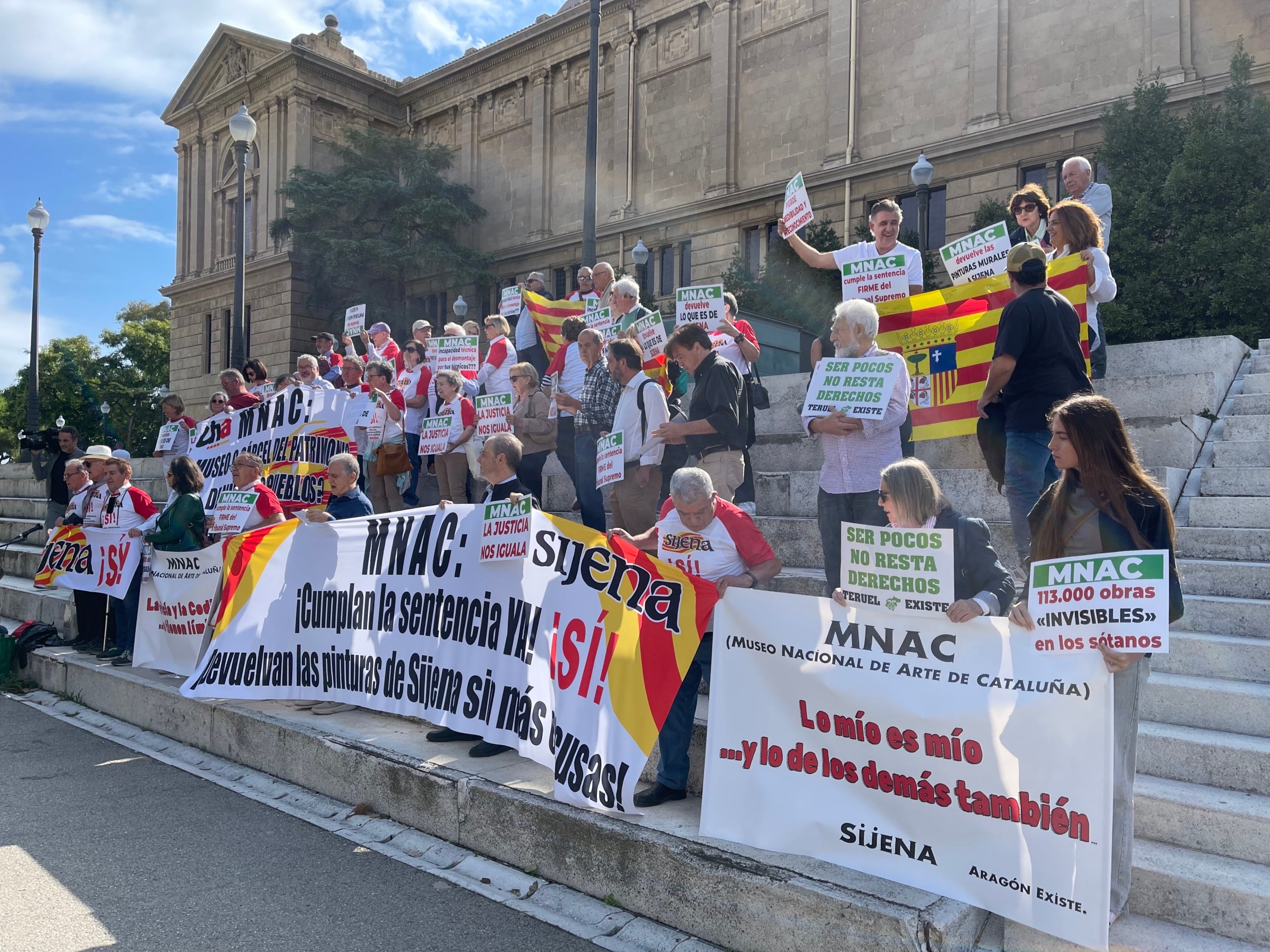 Una imagen de los aragoneses concentrados frente al MNAC para exigir el retorno de las pinturas/Quico Sallés