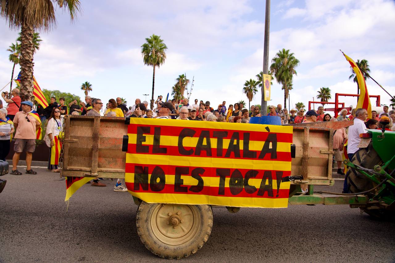 Un pagès mostra la seva defensa del català | Mireia Comas