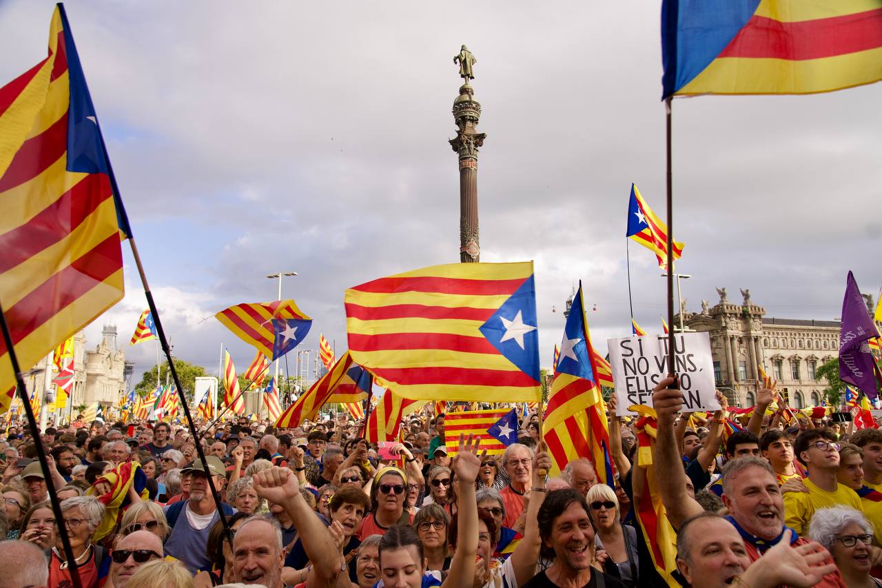 Imatge de la manifestació de la Diada arribant a l'estàtua de Colom | Mireia Comas