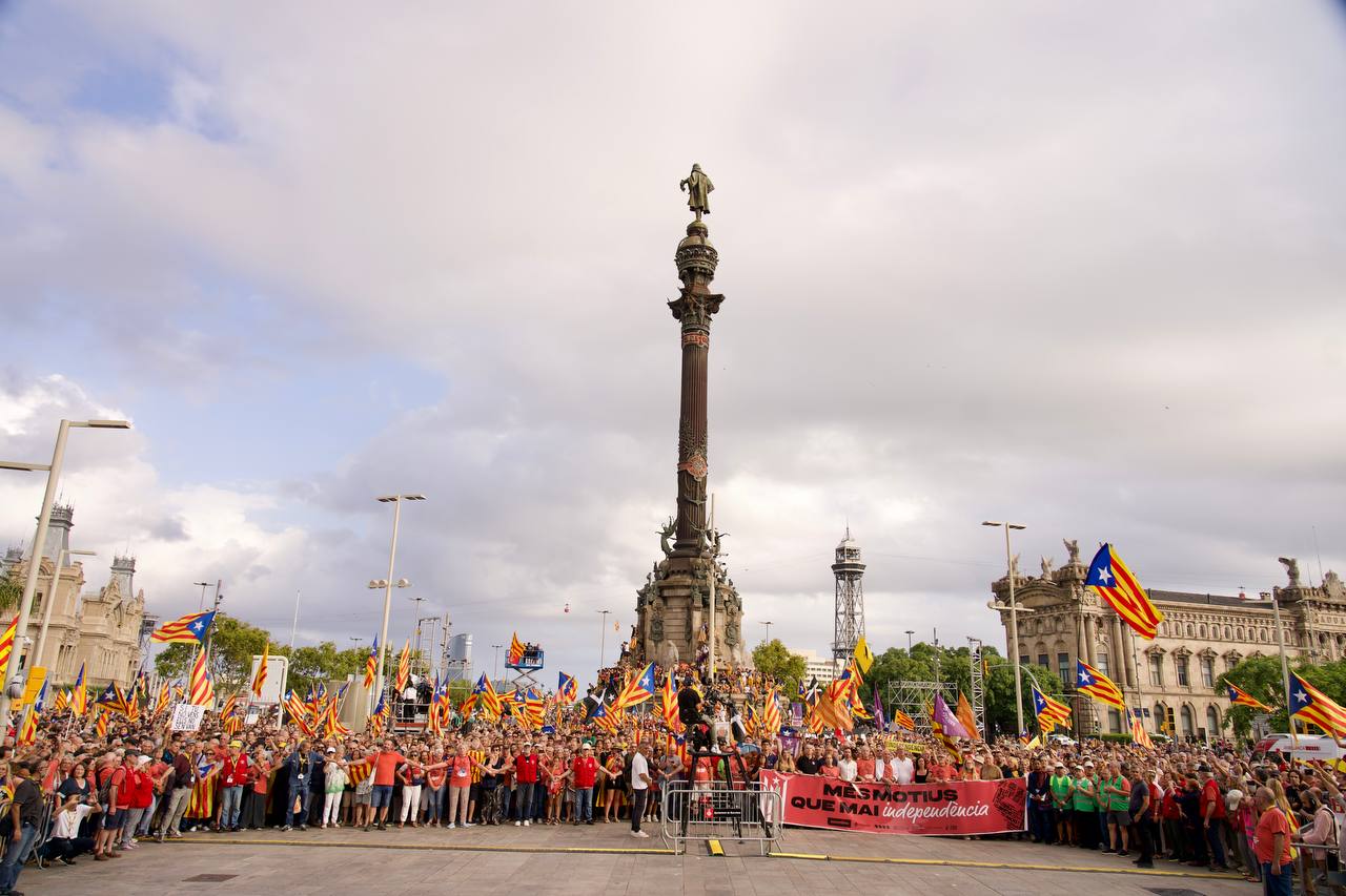 L'estatua de Colom, rodejada de manifestants per la Diada | Mireia Comas