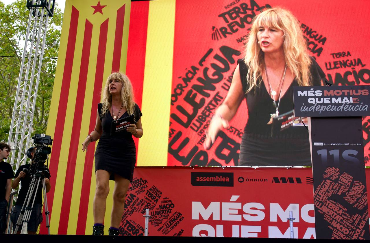L'editora, escriptora i professora catalana, Iolanda Batallé presentant l'acte de l'ANC de la Diada Nacional 2025 | Mireia Comas