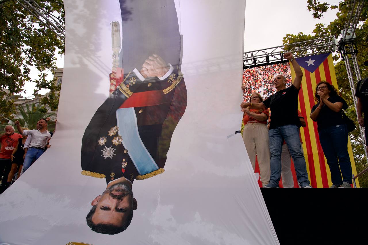 Exhibeixen una pancarta amb Felip VI cap per avall durant la Diada del 2025 | Mireia Comas