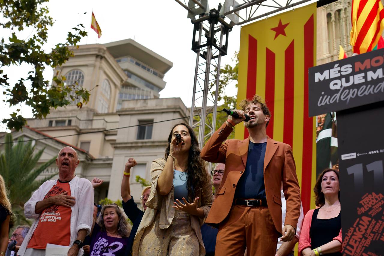 Julien Leone i Marta Shanti canten l'himne nacional de Catalunya, Els Segadors durant l'acte de l'ANC aquesta Diada de 2025 | Mireia Comas