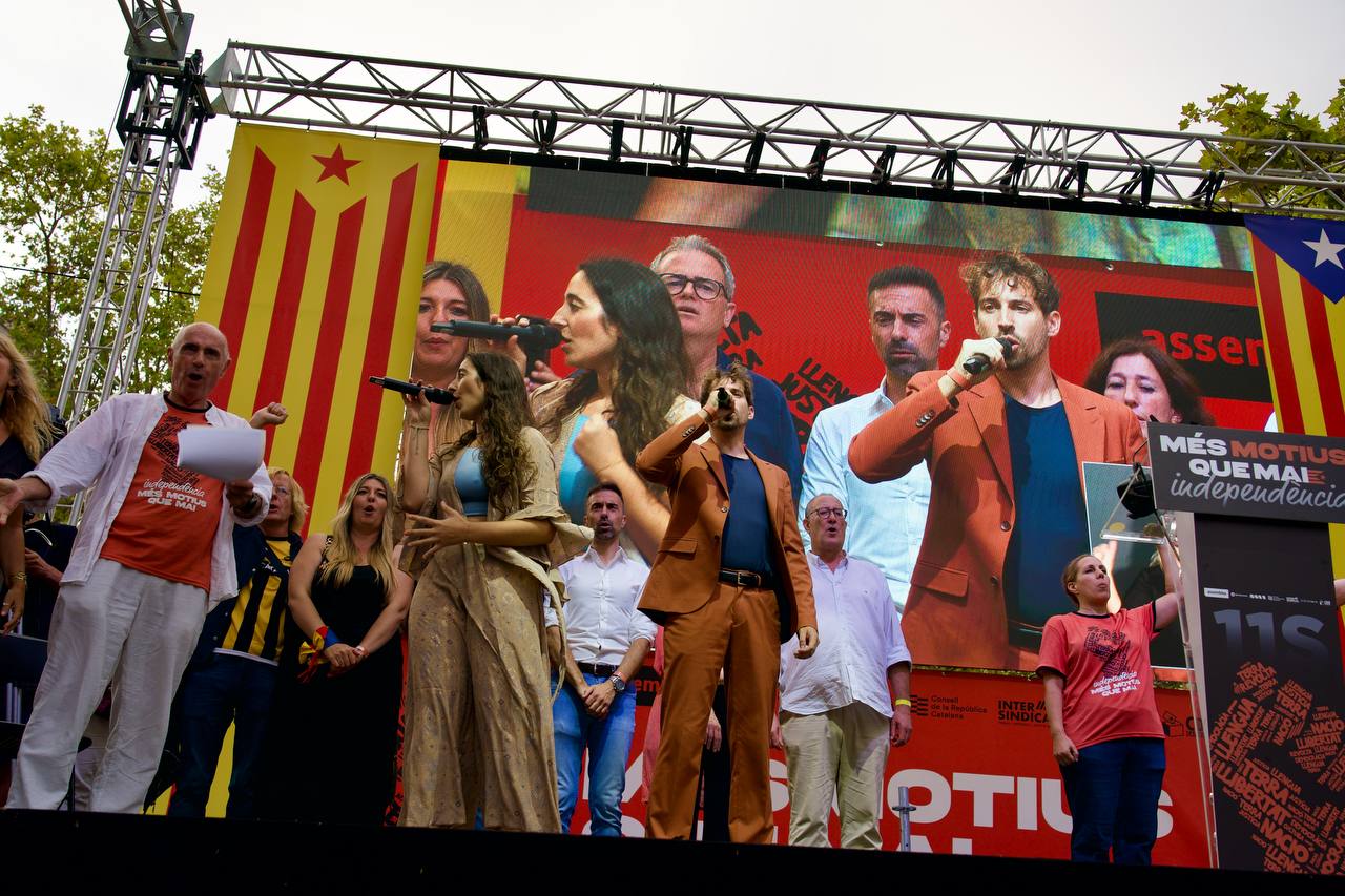 Julien Leone i Marta Shanti canten l'himne nacional de Catalunya, Els Segadors durant l'acte de l'ANC aquesta Diada de 2025 | Mireia Comas