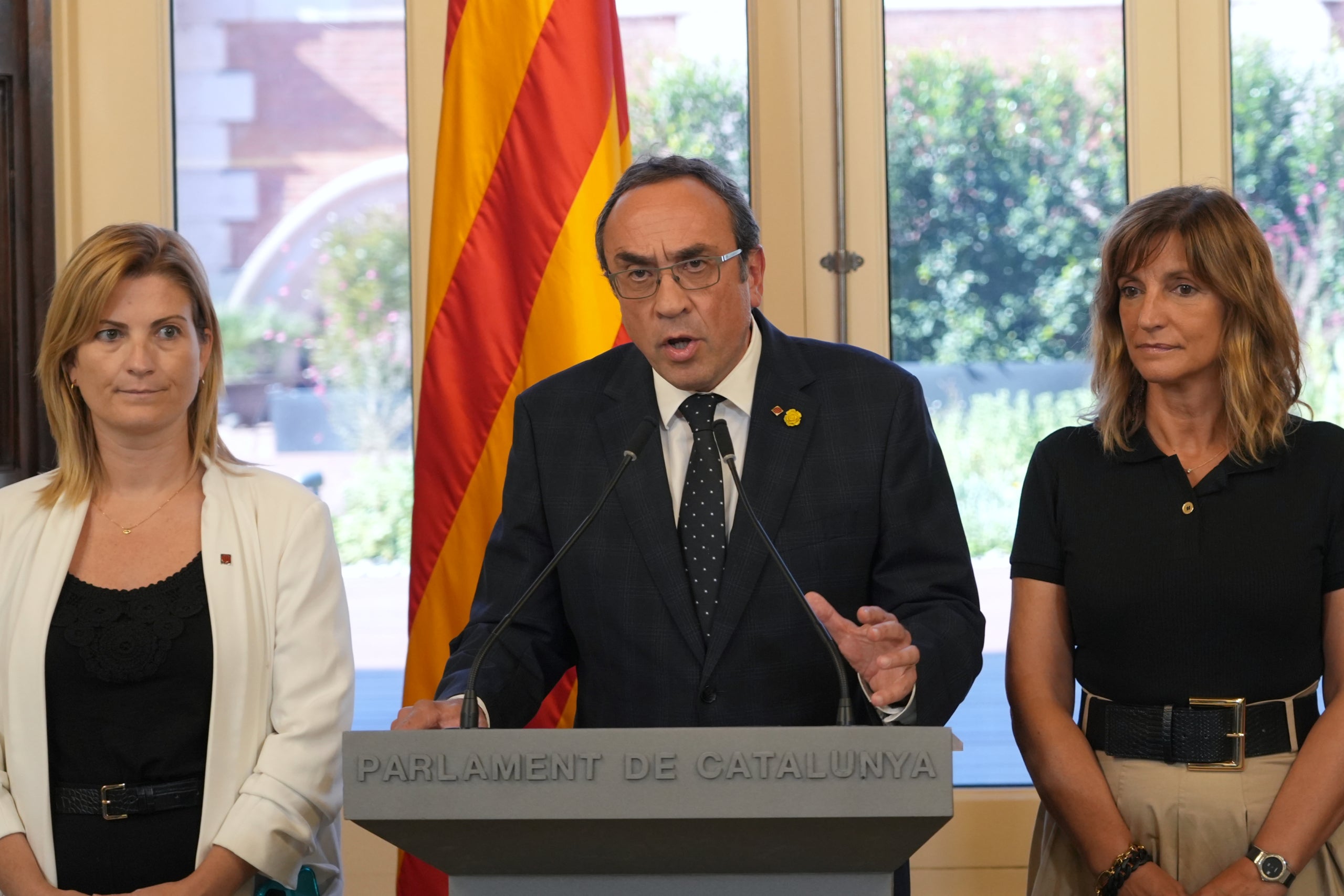 El president del Parlament, Josep Rull, en una declaració institucional per l'1-O, amb Raquel Sans, Glòria Freixa i Juli Fernàndez / Nico Tomás / ACN