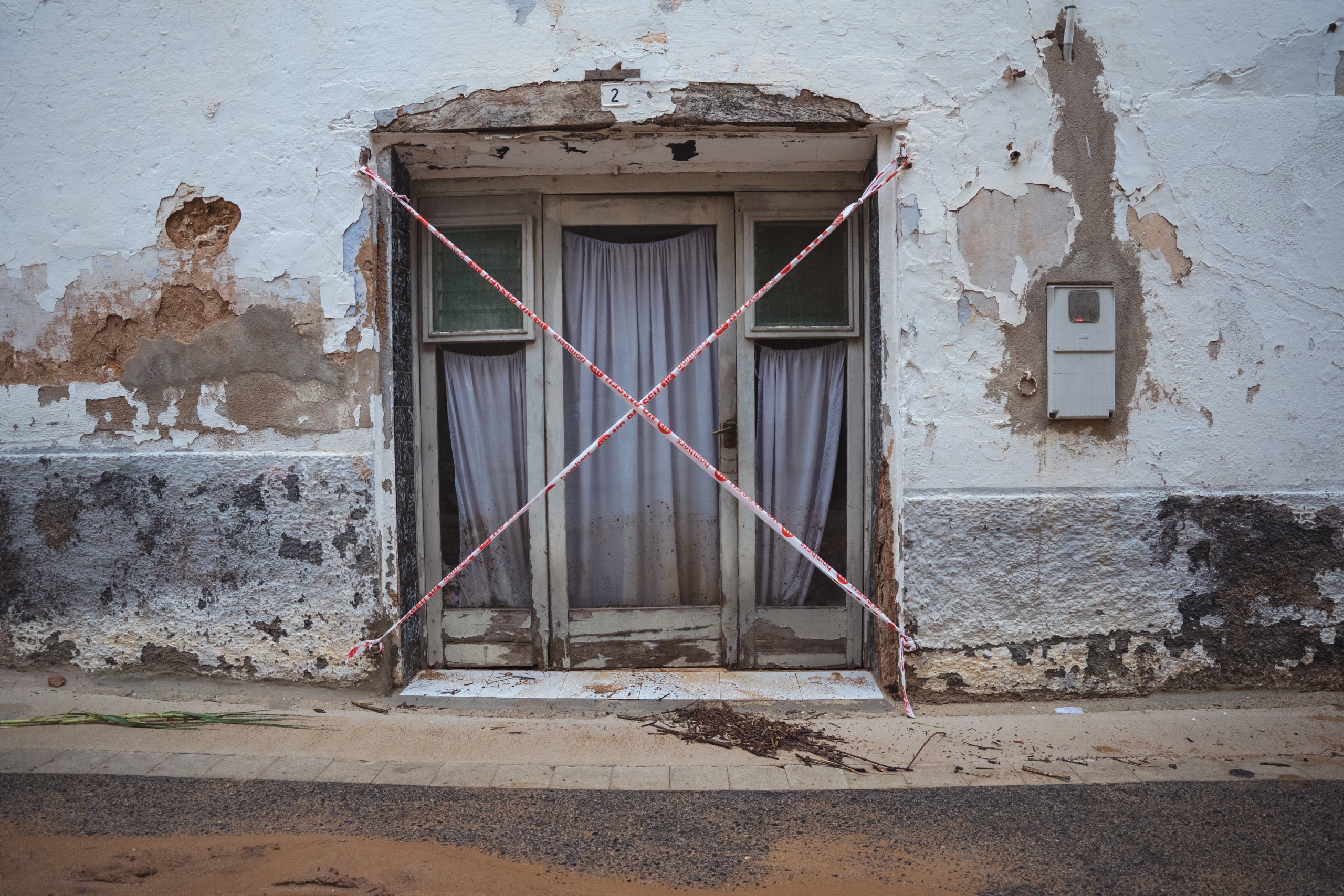 Un habitatge precintat després del pas del temporal per Godall. | Marc Font (ACN)