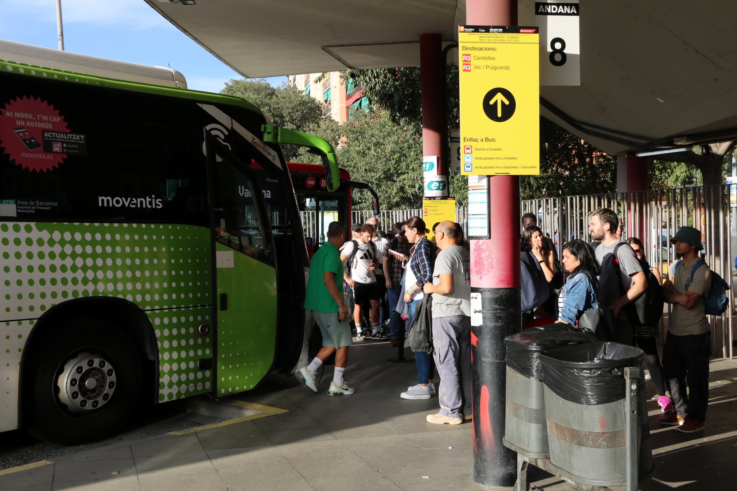 Usuarios esperando el autobús alternativo por el macrocorte de la R3 de Rodalies / ACN