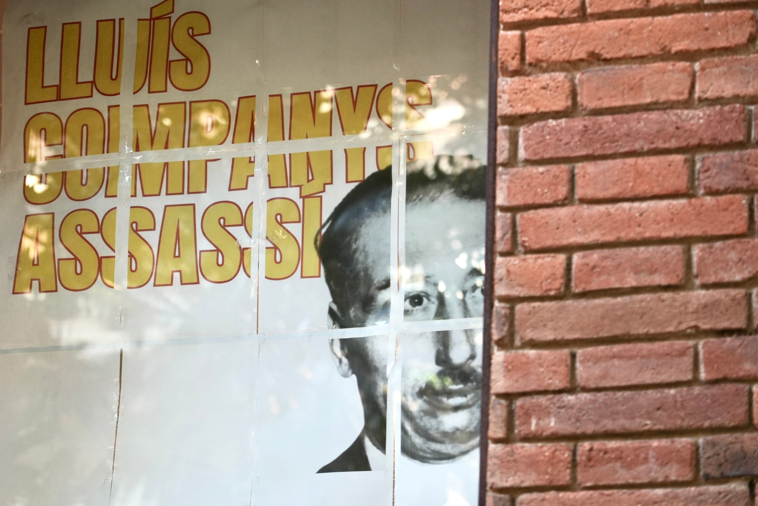 Cartel en las ventanas de los despachos de Vox calificando a Lluís Companys de asesino, este miércoles en el Parlamento / ACN