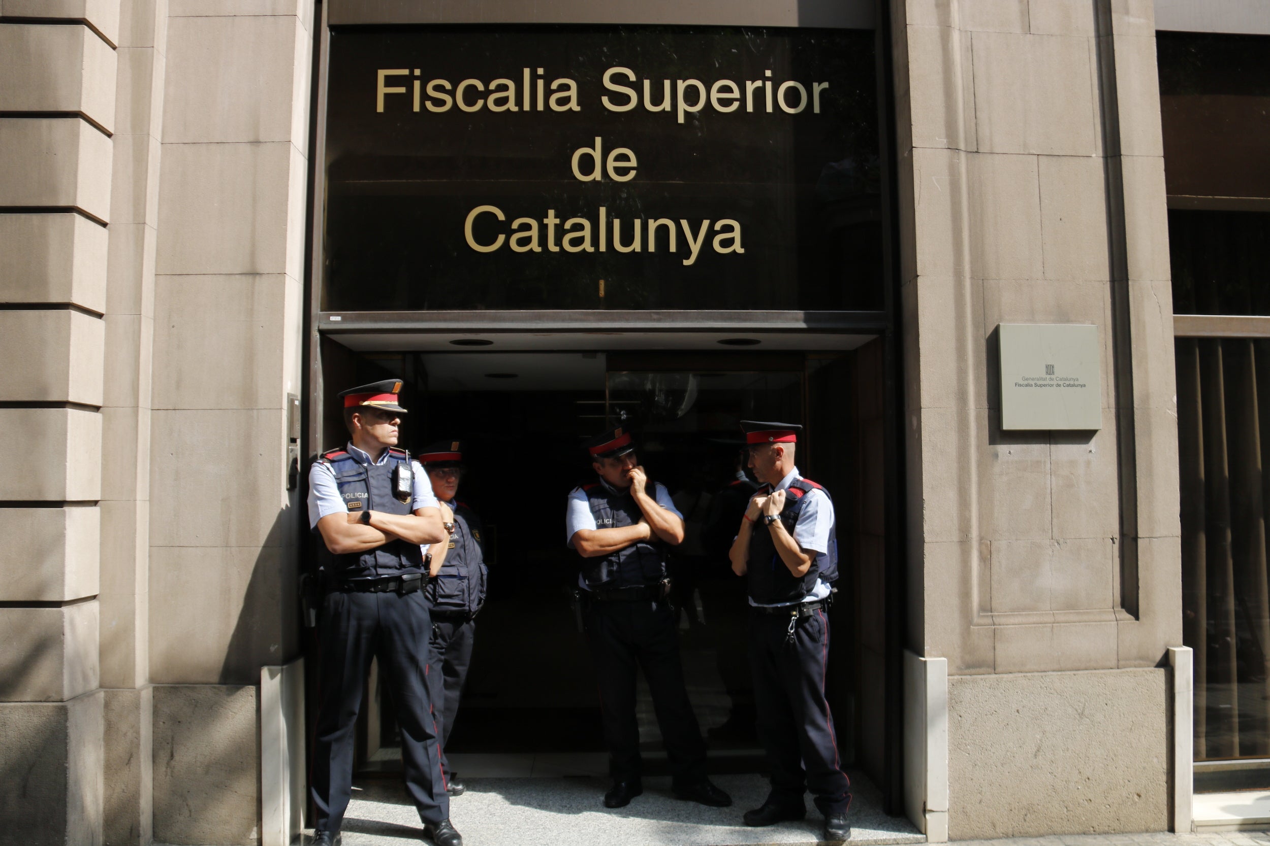 Mossos d'Esquadra custodiant la porta de la Fiscalia Superior de Catalunya, el 23 de setembre del 2017/Xavier Alsinet