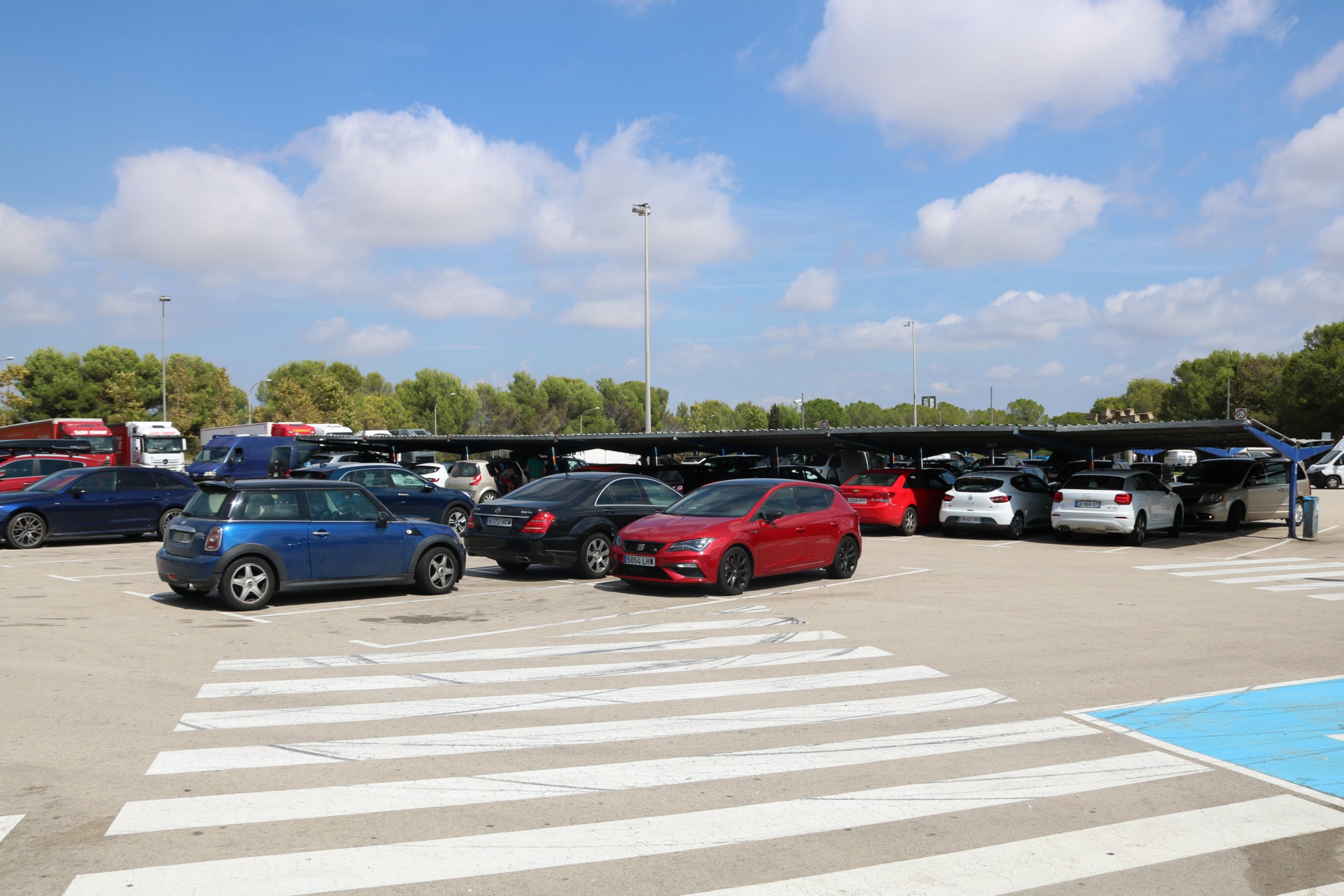 Gran pla general de vehicles aparcats a l'àrea de servei de l'AP-7 al Penedès / ACN