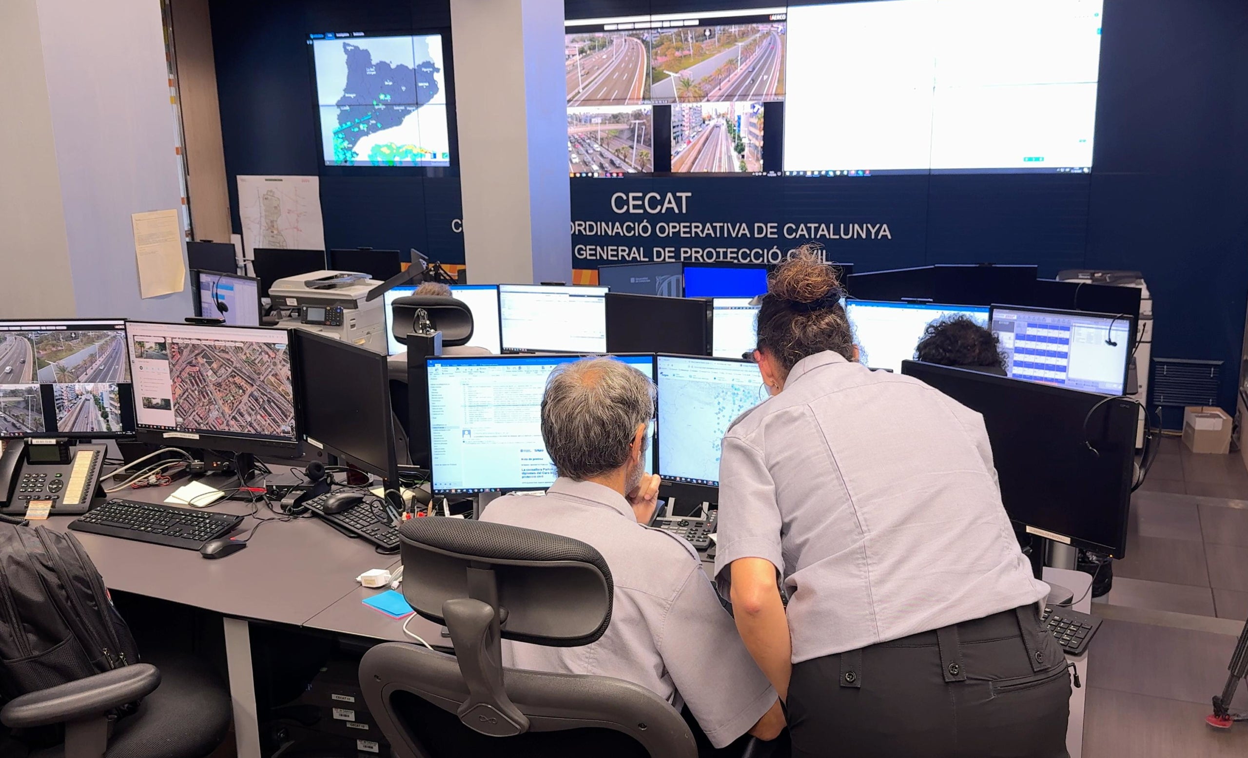 Operativos de Protección Civil consultando las previsiones meteorológicas en el Centro de Emergencias de Cataluña / ACN
