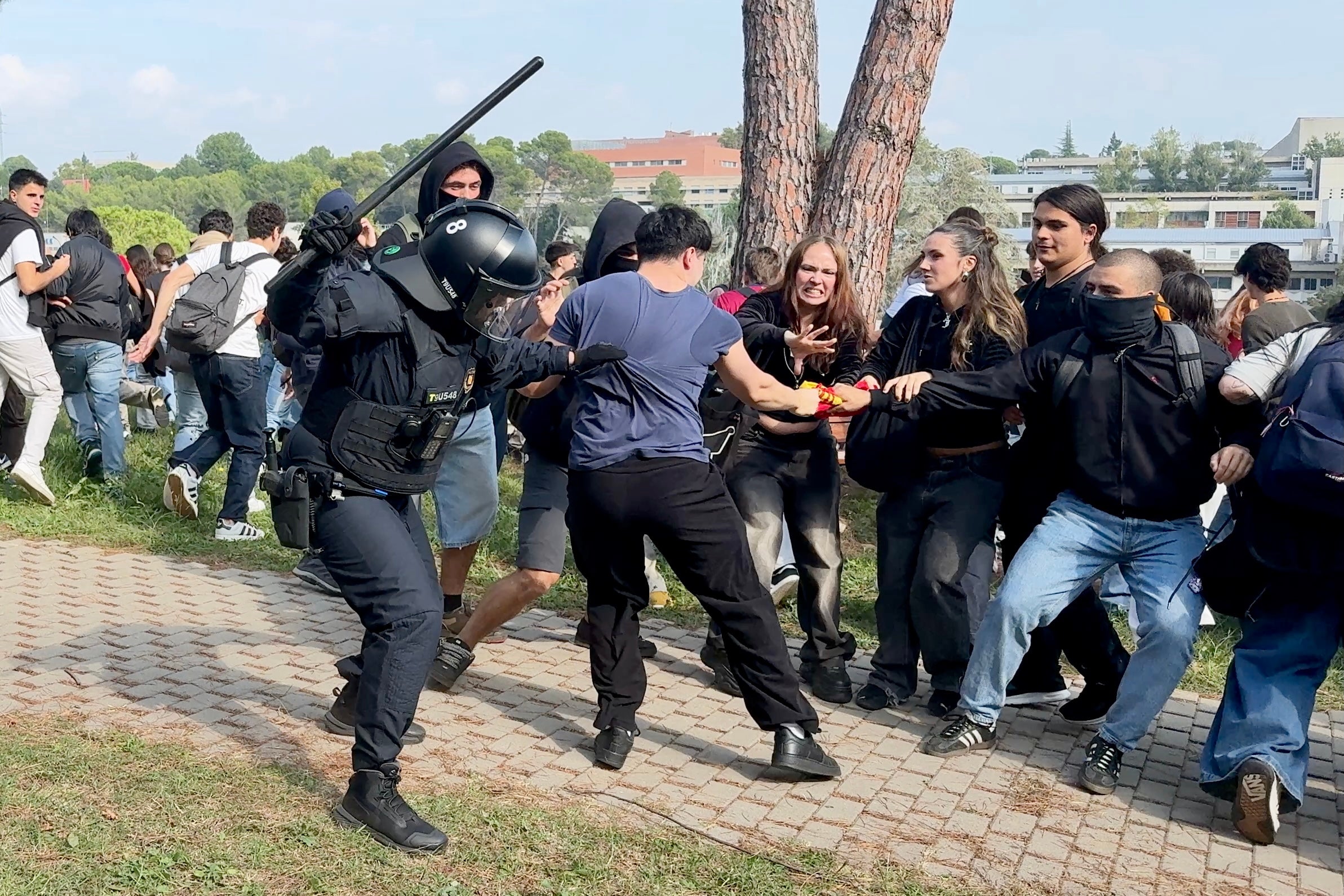Cops de porra i corredisses a la UAB en la protesta contra Vito Quiles / ACN