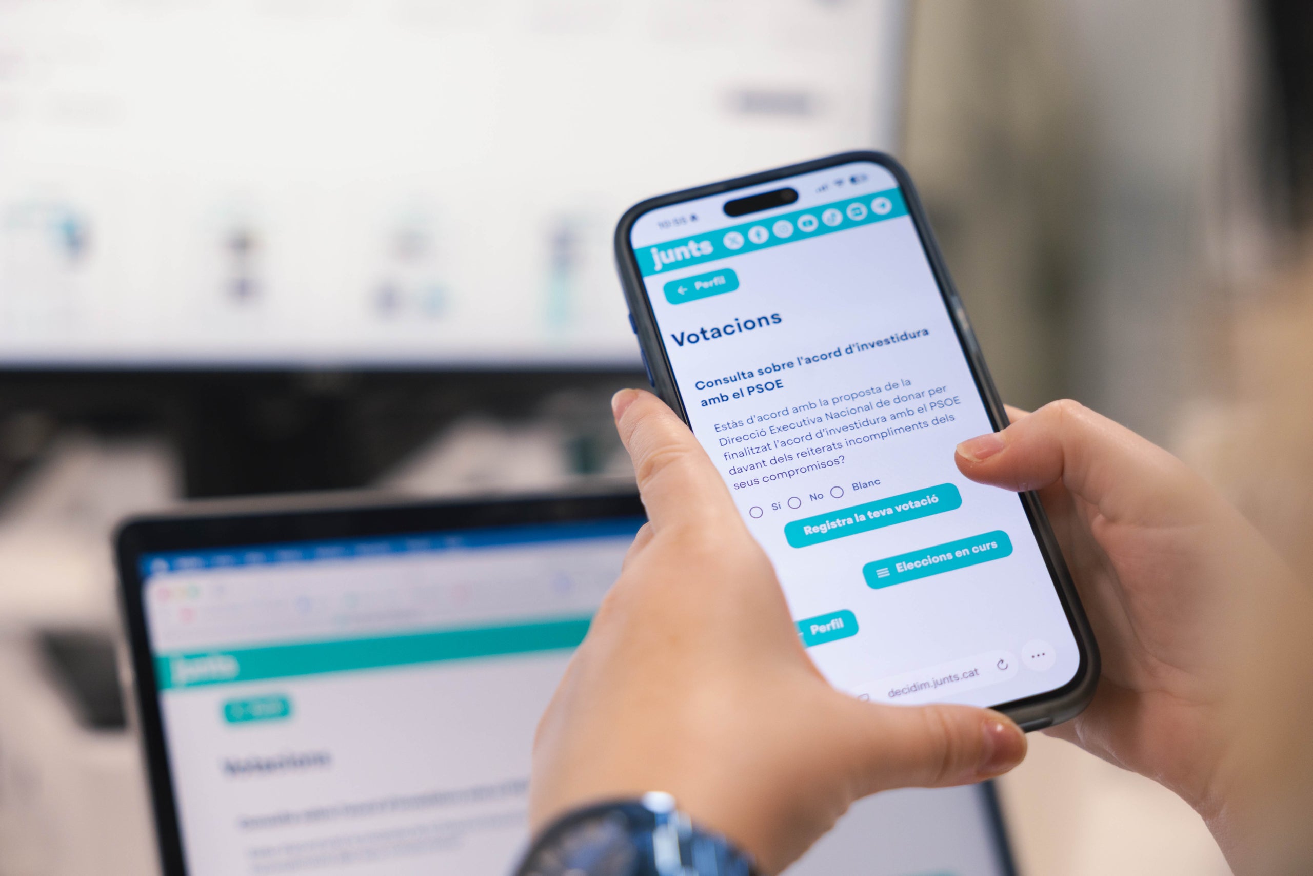 Una persona a punt de votar en la consulta de Junts sobre la ruptura amb el PSOE / Junts
