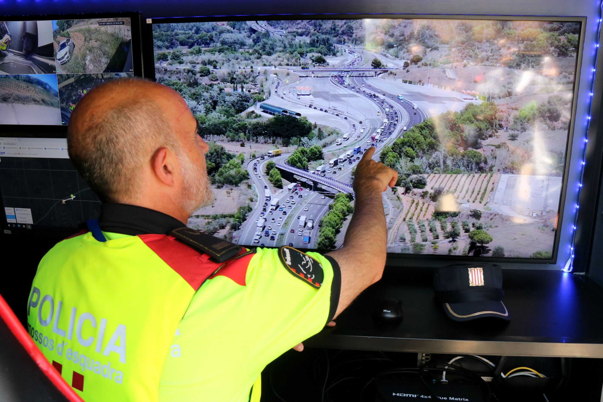 Un Mosso de Trànsit assenyala vehicles que circulen pel carril del mig captats per un dron/ACN