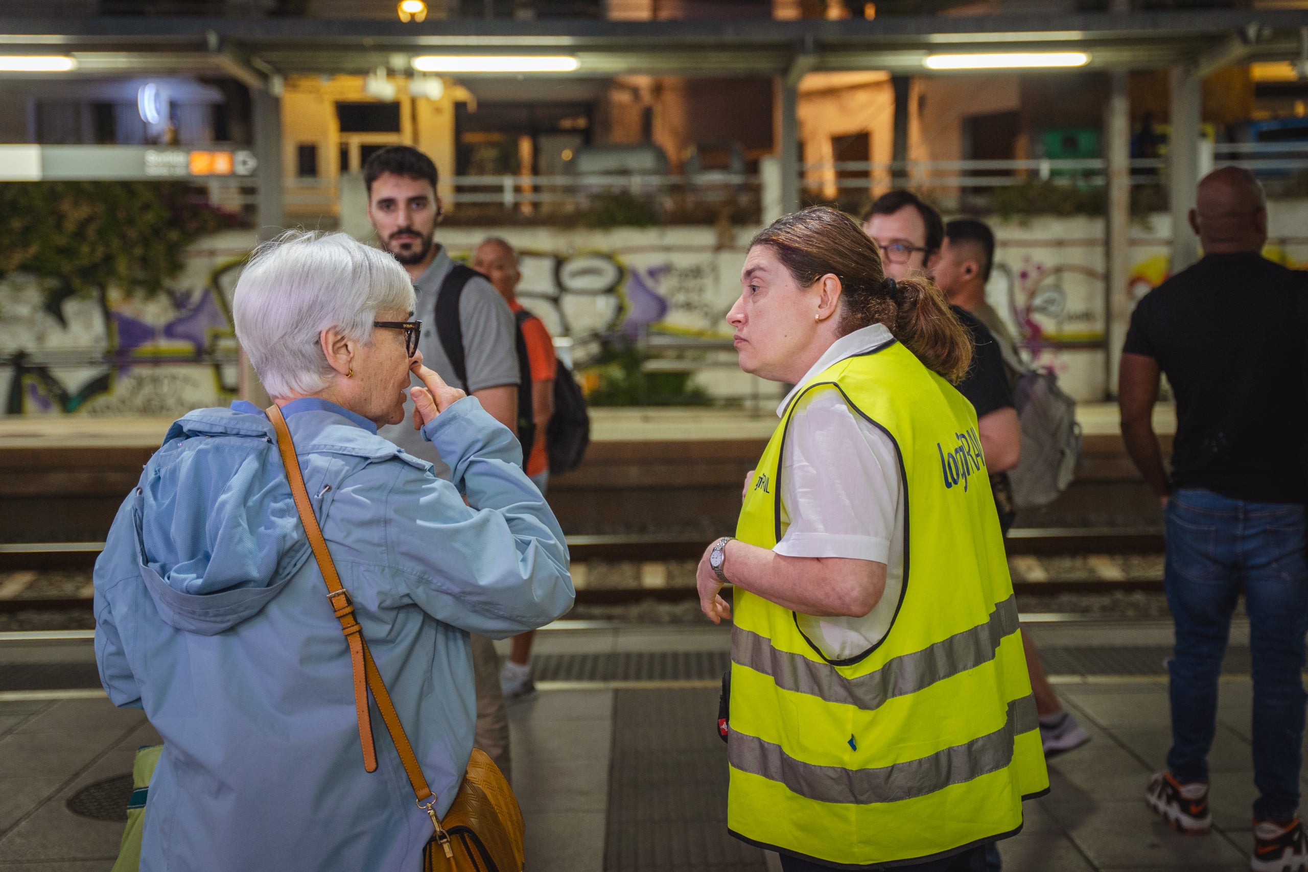 Una usuària de Renfe parlant amb una informadora a l'estació de Sitges, durant un tall a l'R2 Sud fins a Gavà / Marc Font (ACN)