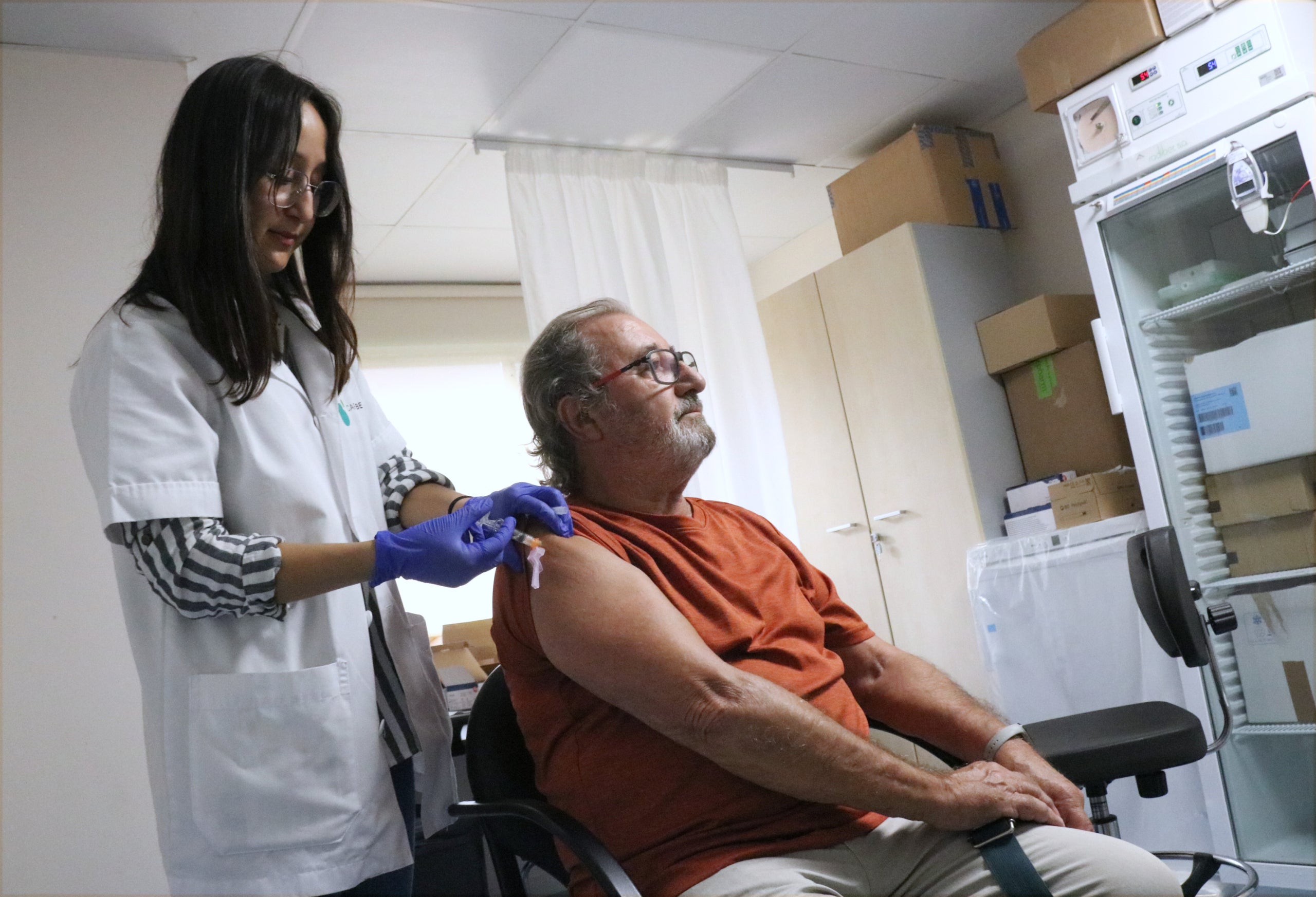 Una professional del CAP Les Corts, vacunant una pacient de menys de 80 anys de la grip i la covid / Norma Vidal (ACN)